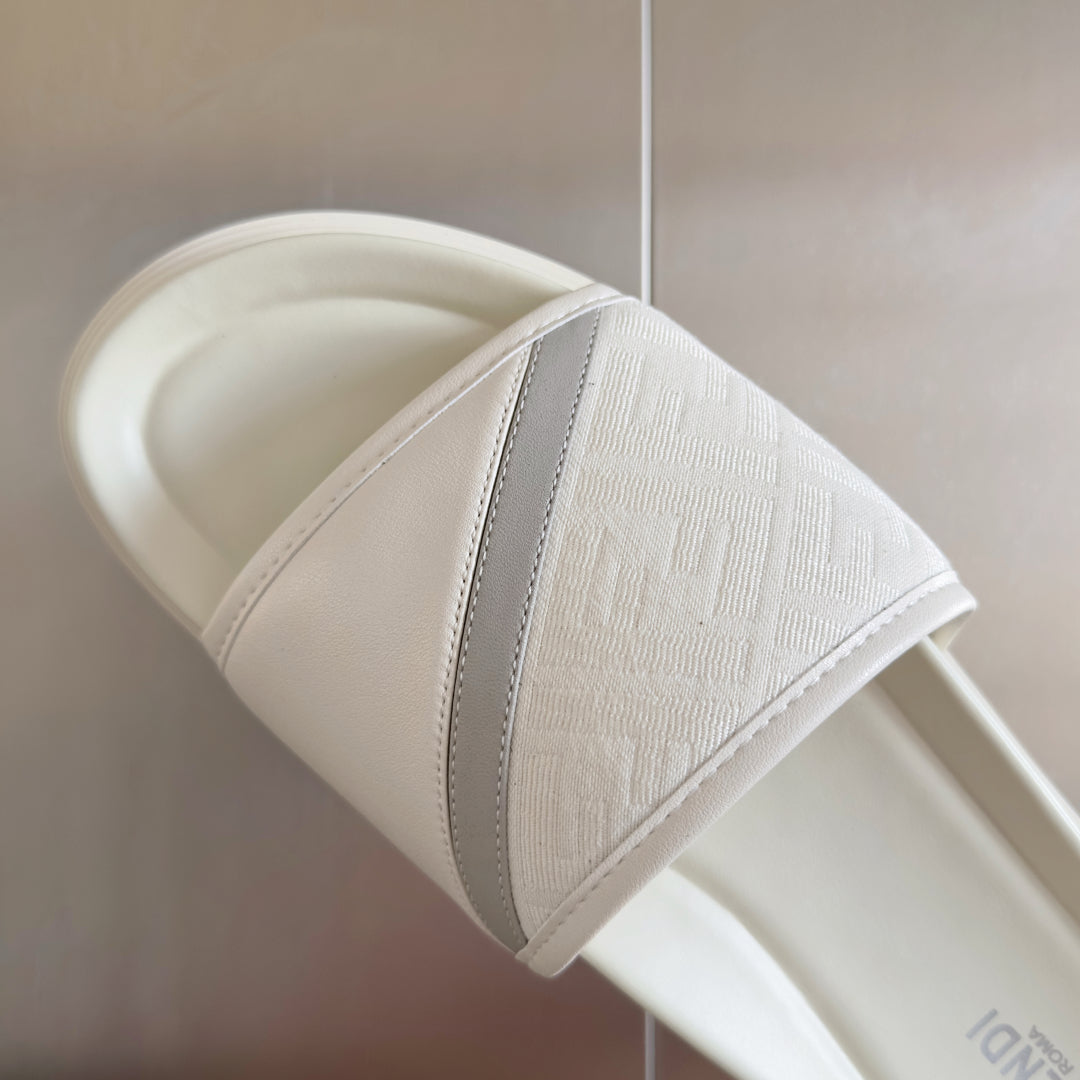 250507 New high-quality thick-soled embossed anti-slip slippers
