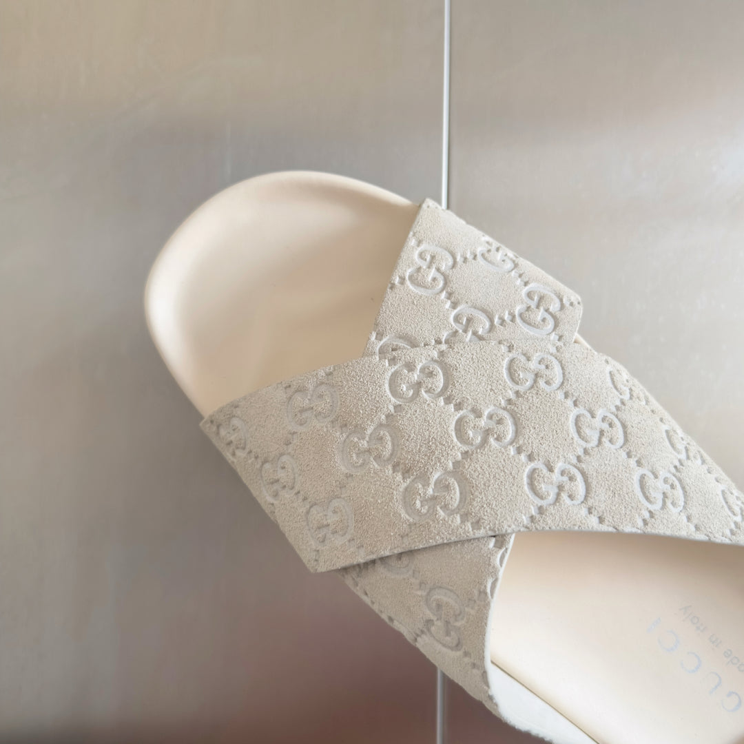 250507 New high-quality thick-soled embossed slippers