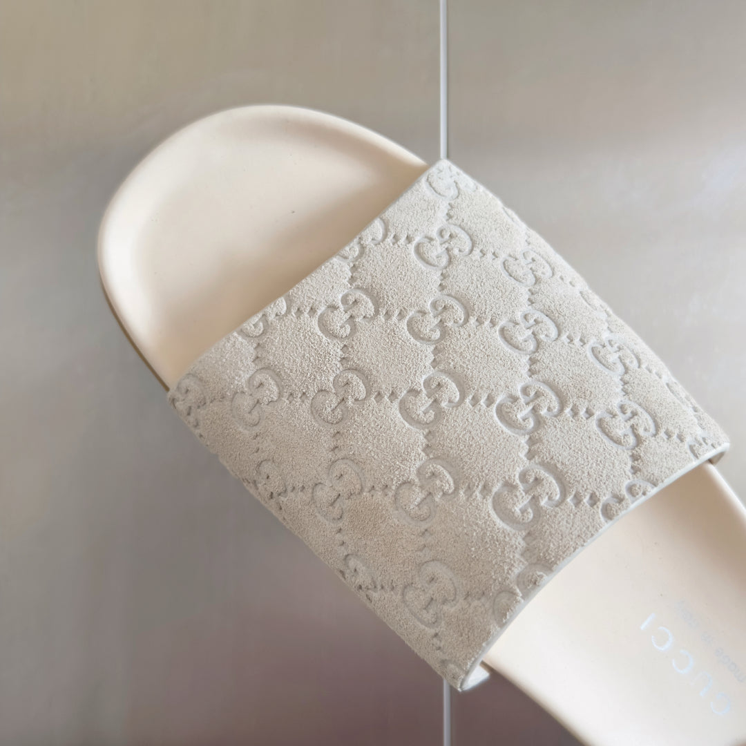 250507 New high-quality thick-soled embossed slippers