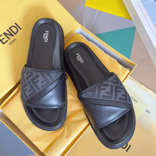 250507 New high-quality thick-soled embossed anti-slip slippers