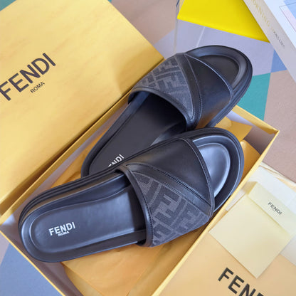250507 New high-quality thick-soled embossed anti-slip slippers