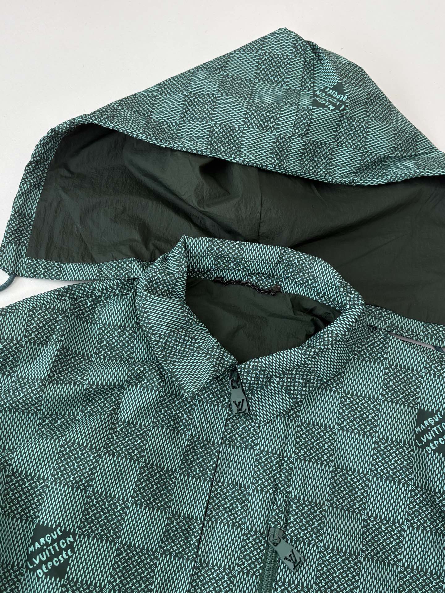 250808 A new high-quality checkered zipper technology hooded windproof jacket