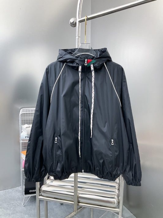 250808 A new high-quality red and green webbed hooded jacket with a neckline