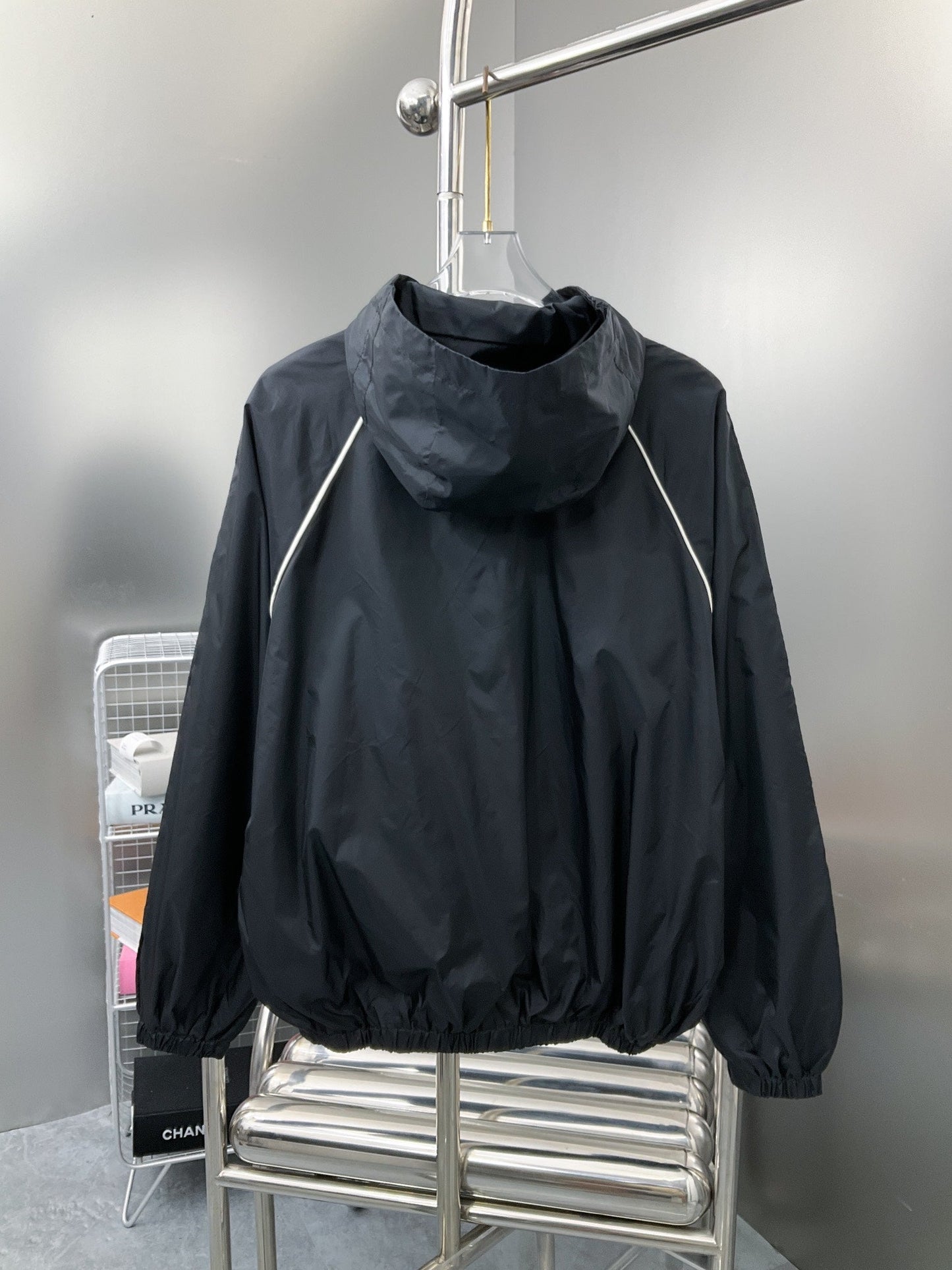 250808 A new high-quality red and green webbed hooded jacket with a neckline
