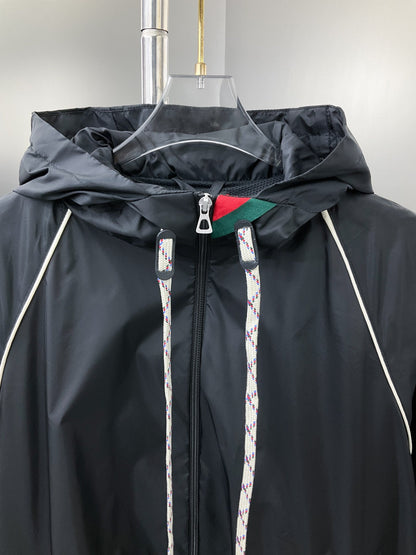 250808 A new high-quality red and green webbed hooded jacket with a neckline