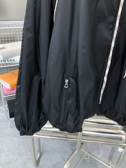250808 A new high-quality red and green webbed hooded jacket with a neckline