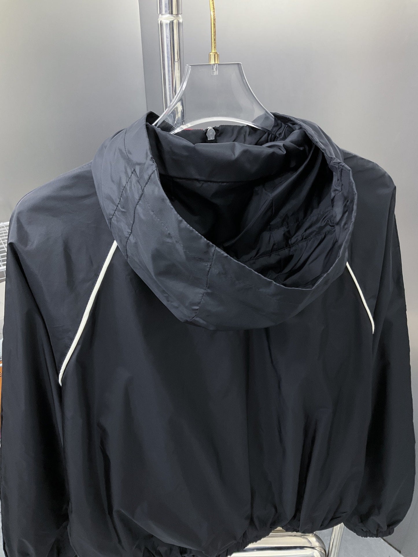 250808 A new high-quality red and green webbed hooded jacket with a neckline
