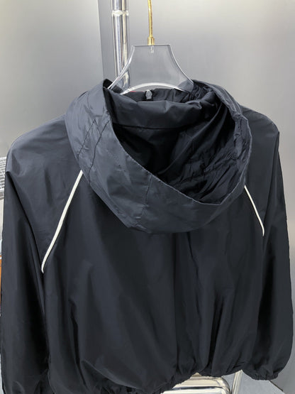 250808 A new high-quality red and green webbed hooded jacket with a neckline