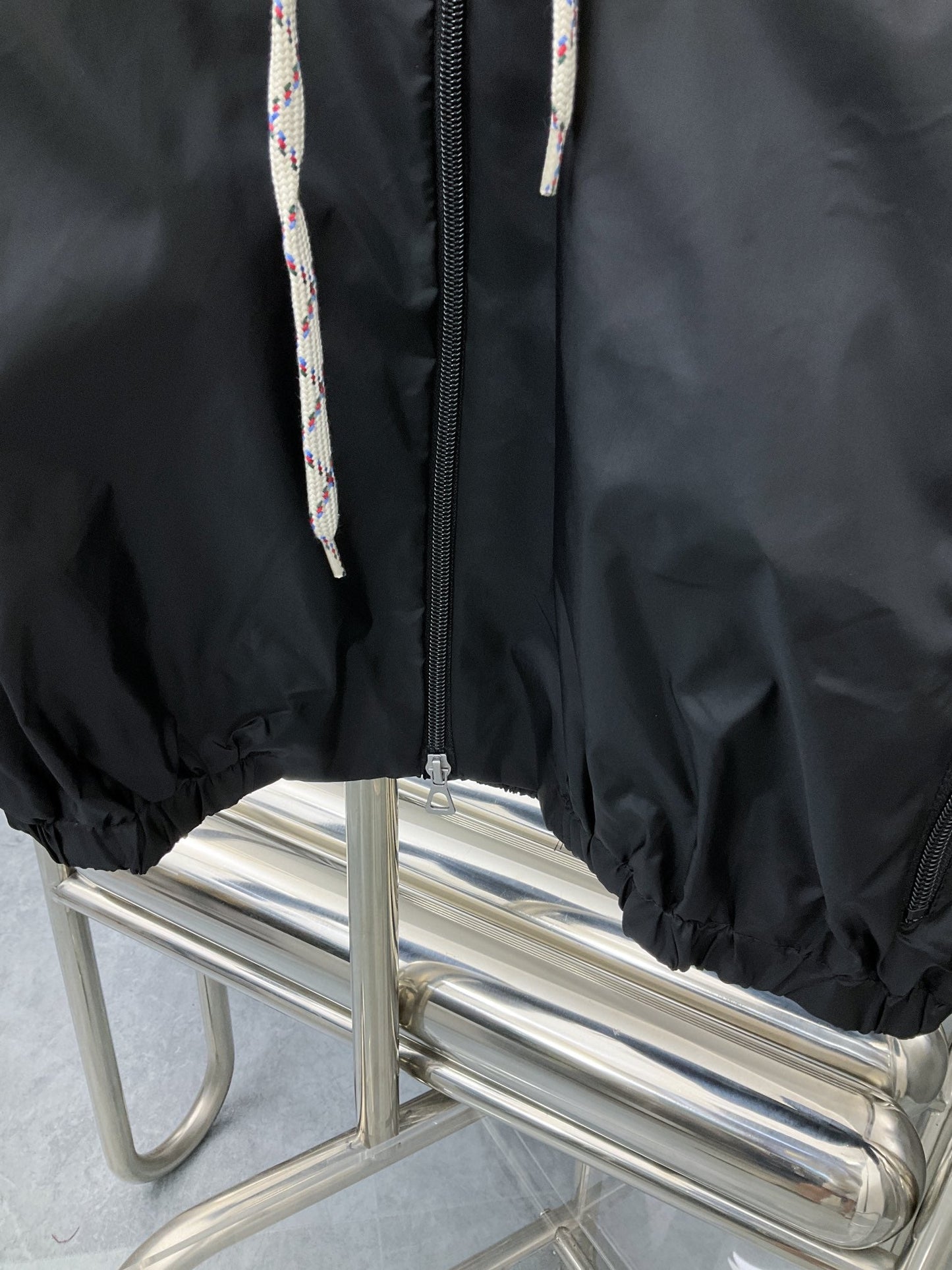250808 A new high-quality red and green webbed hooded jacket with a neckline