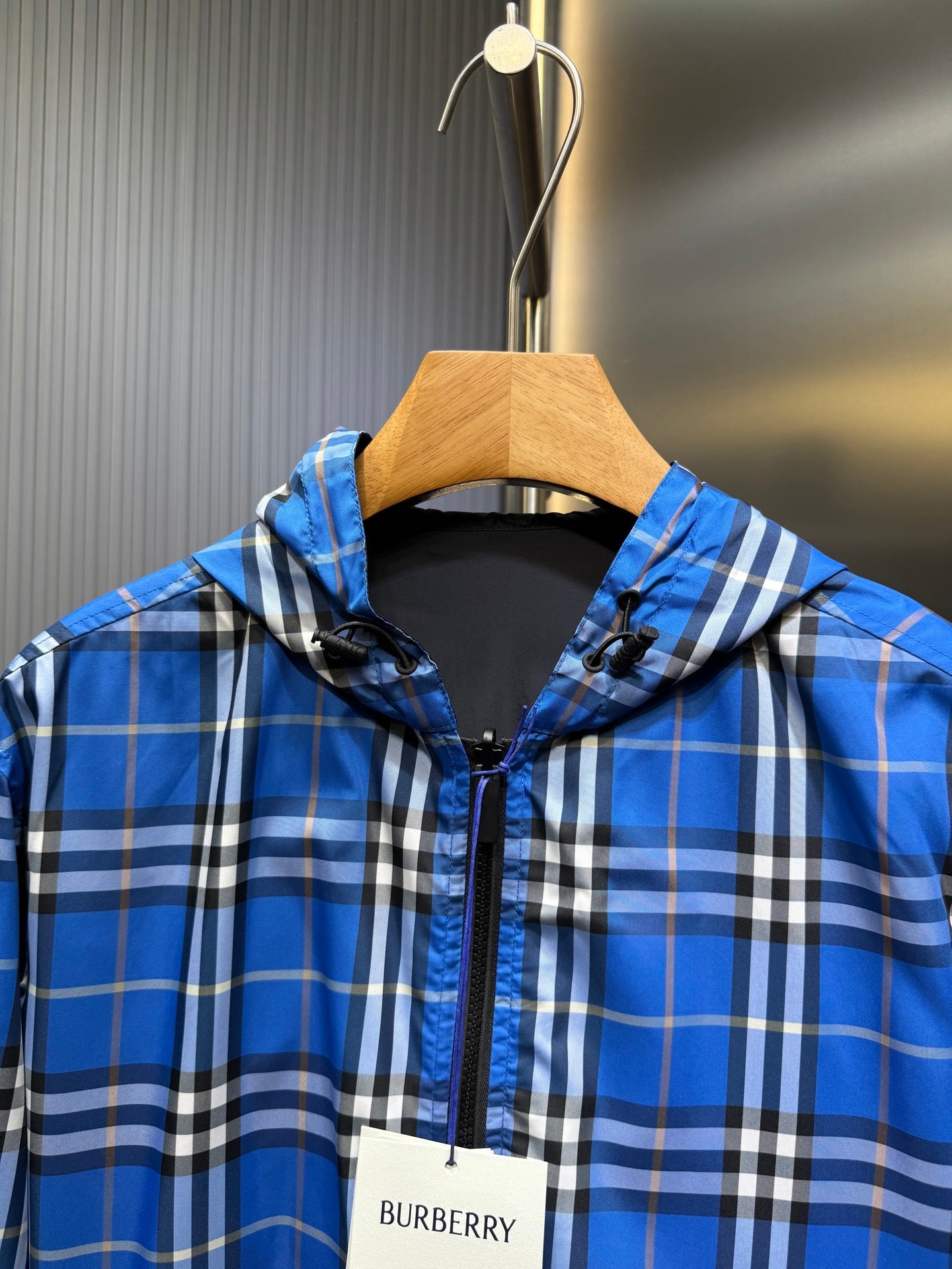 250808 A new high-quality double-sided checkered hooded jacket