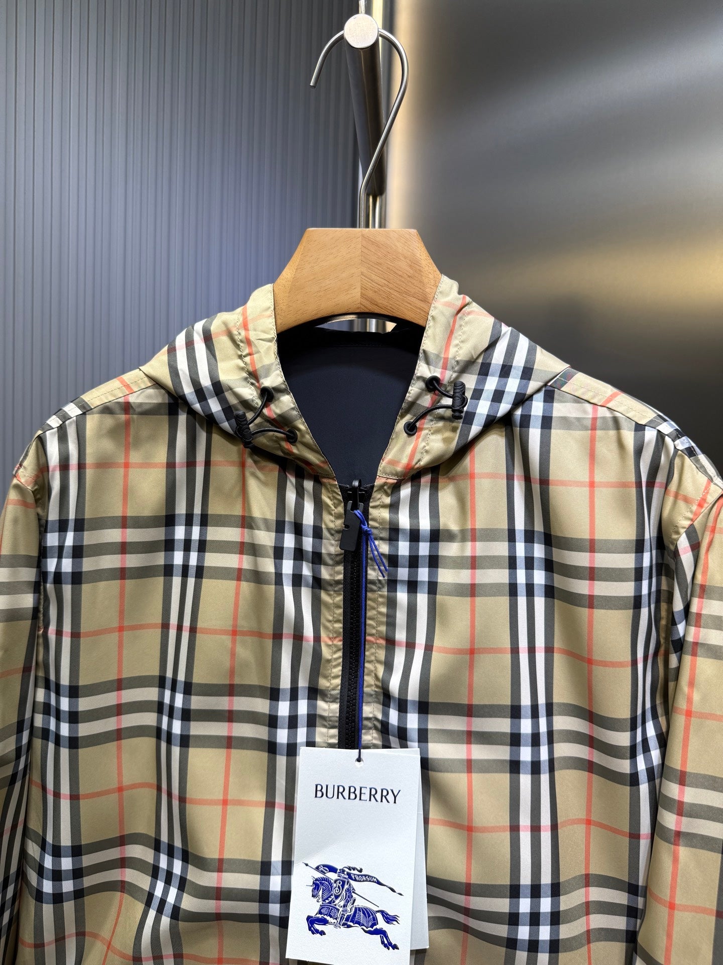 250808 A new high-quality double-sided checkered hooded jacket