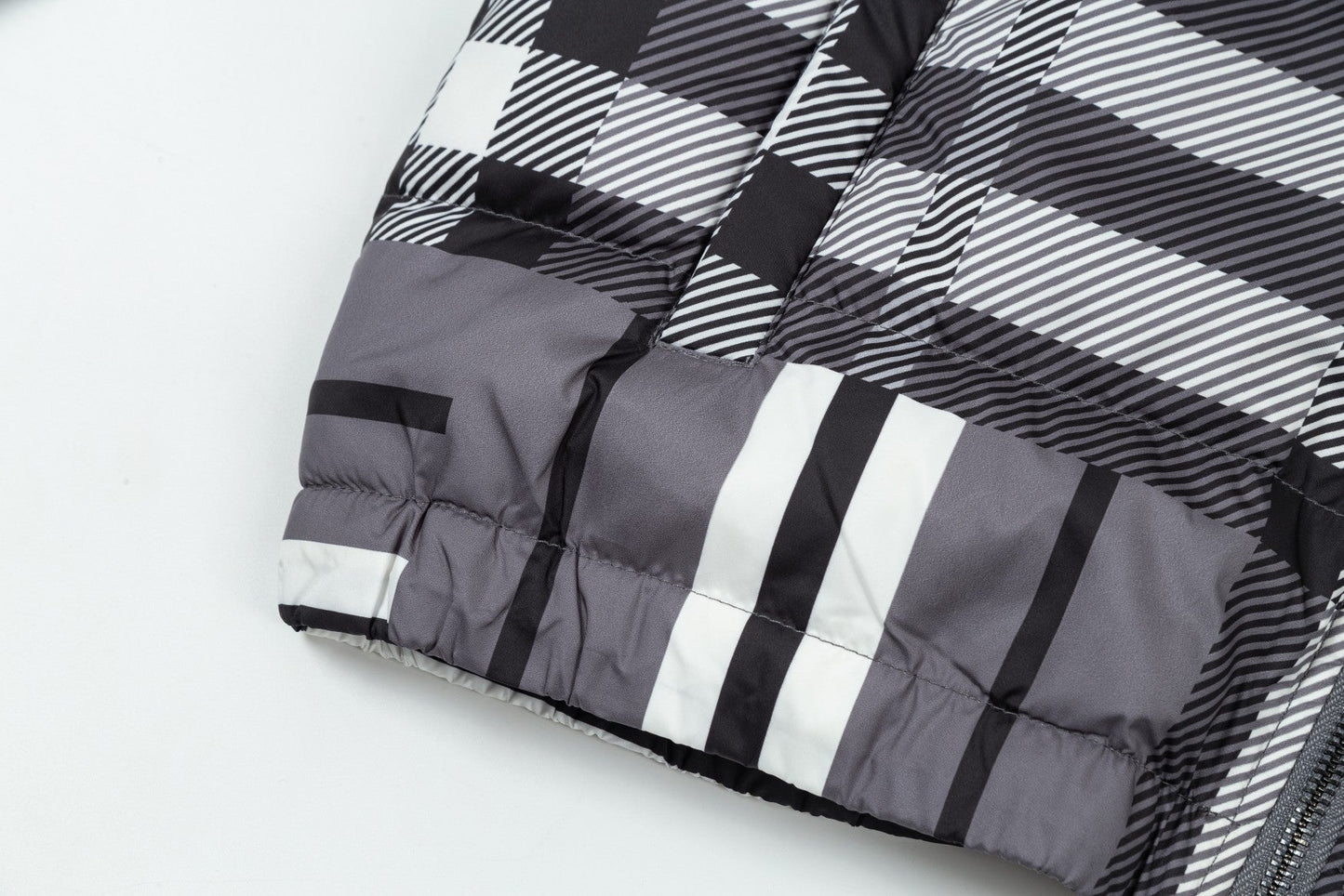 250813 New high-quality classic checkered soft and warm down jacket