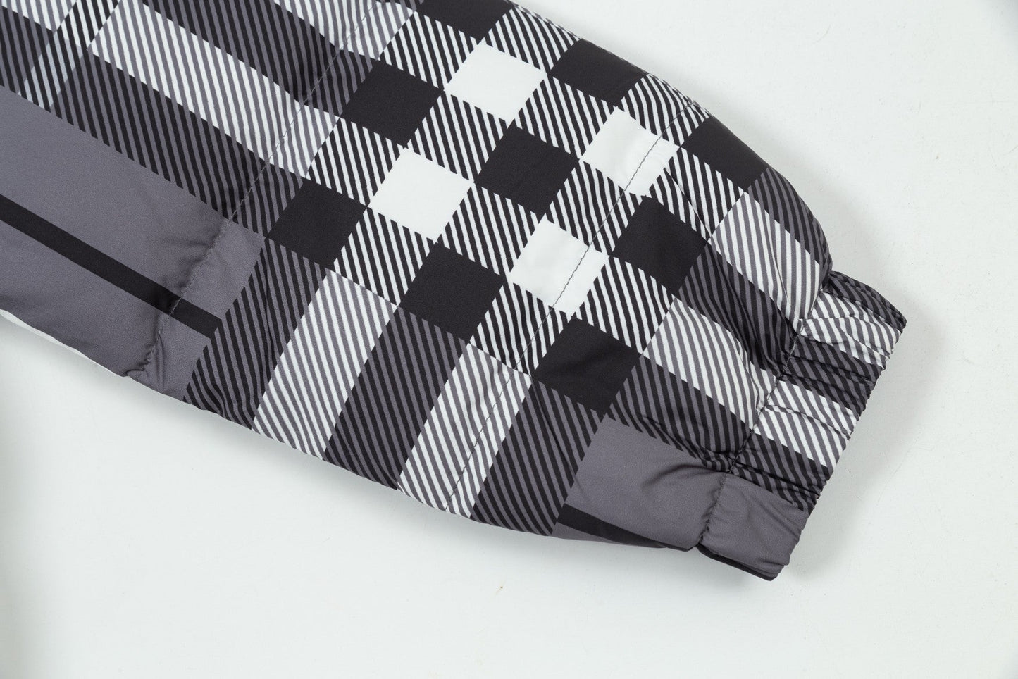 250813 New high-quality classic checkered soft and warm down jacket
