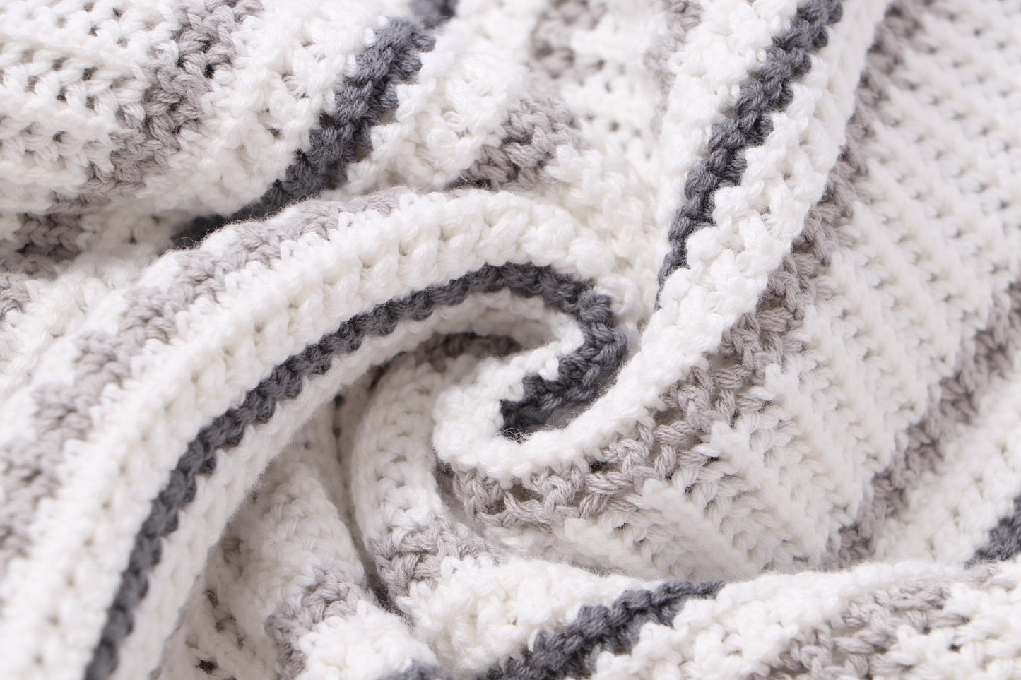250813 A new high-quality two-color long-sleeved knitted coat
