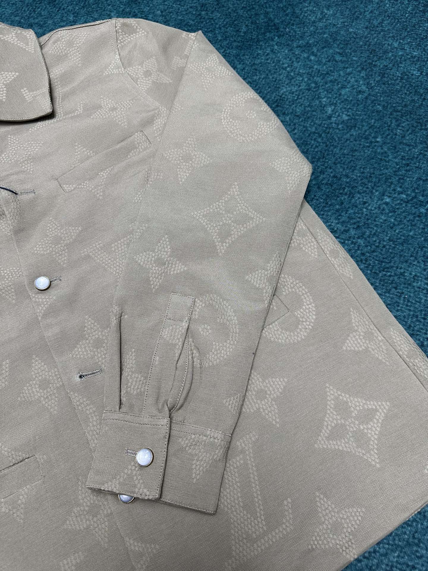 250825 New high-quality embroidered pearlescent button coat