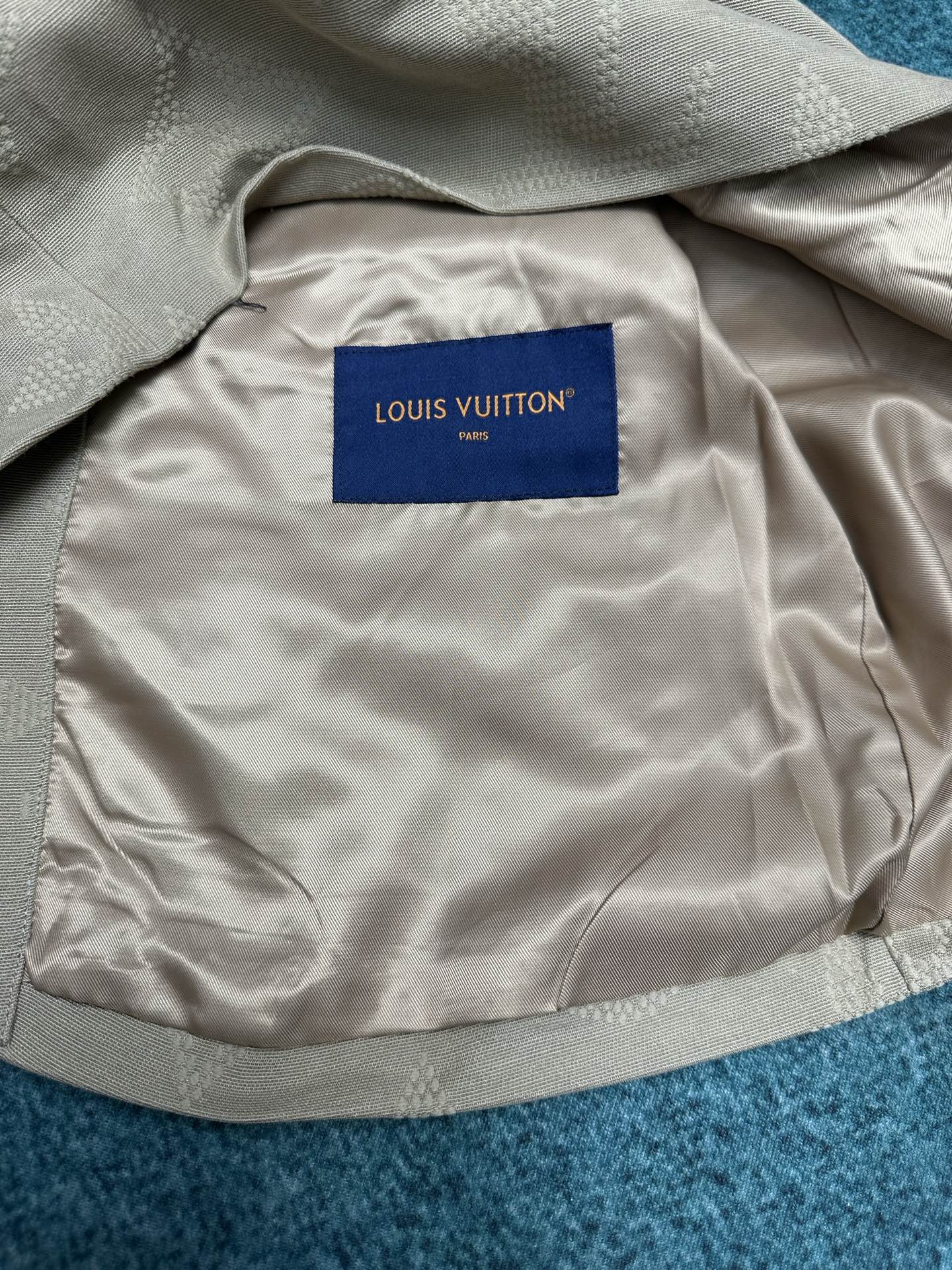 250825 New high-quality embroidered pearlescent button coat