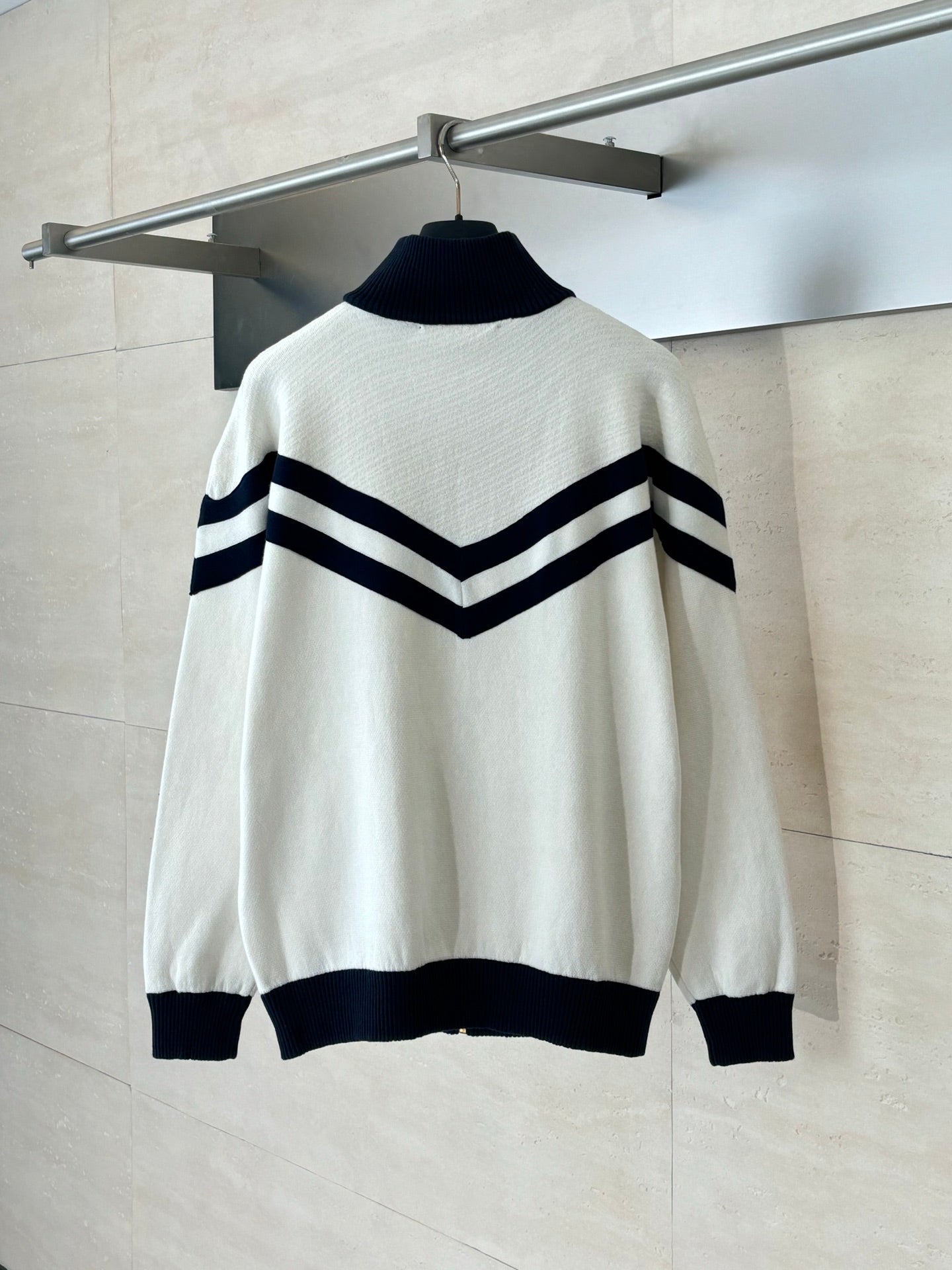250902 A new high-quality college-style knitted coat with embroidered lines