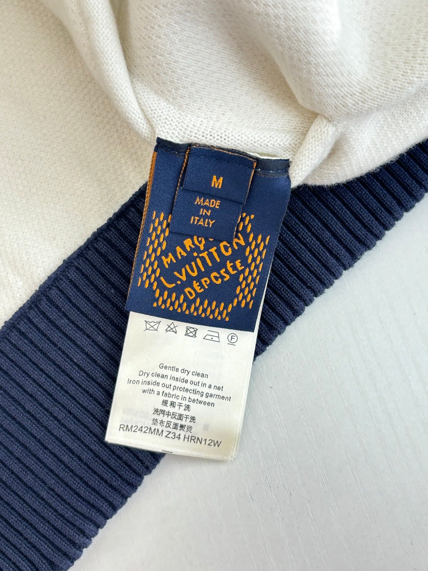 250902 A new high-quality college-style knitted coat with embroidered lines