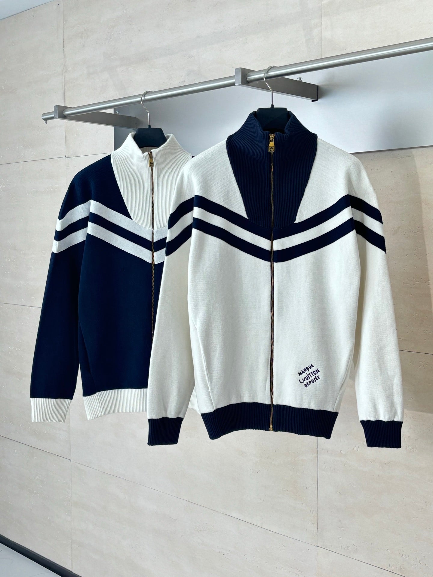 250902 A new high-quality college-style knitted coat with embroidered lines