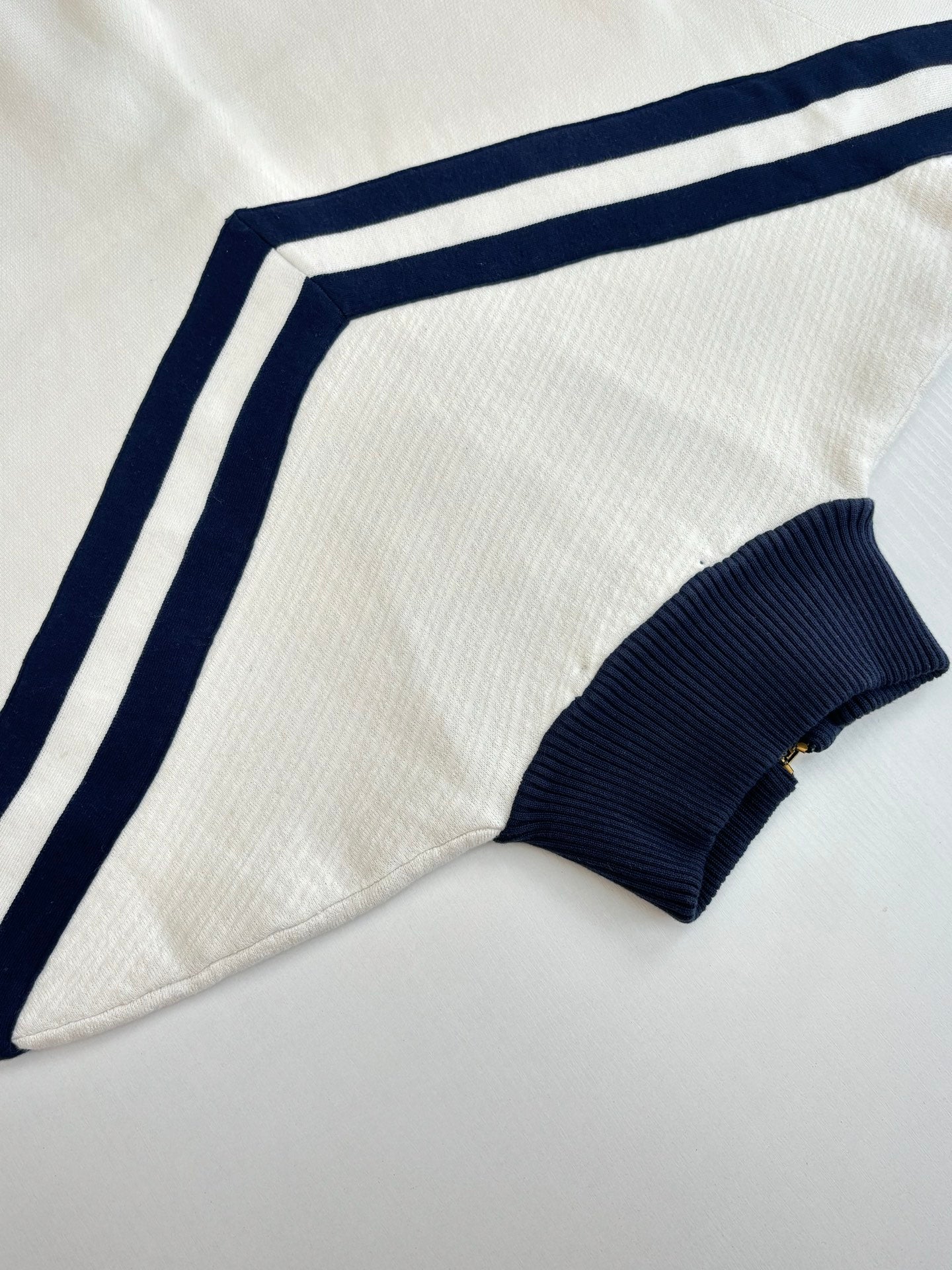 250902 A new high-quality college-style knitted coat with embroidered lines