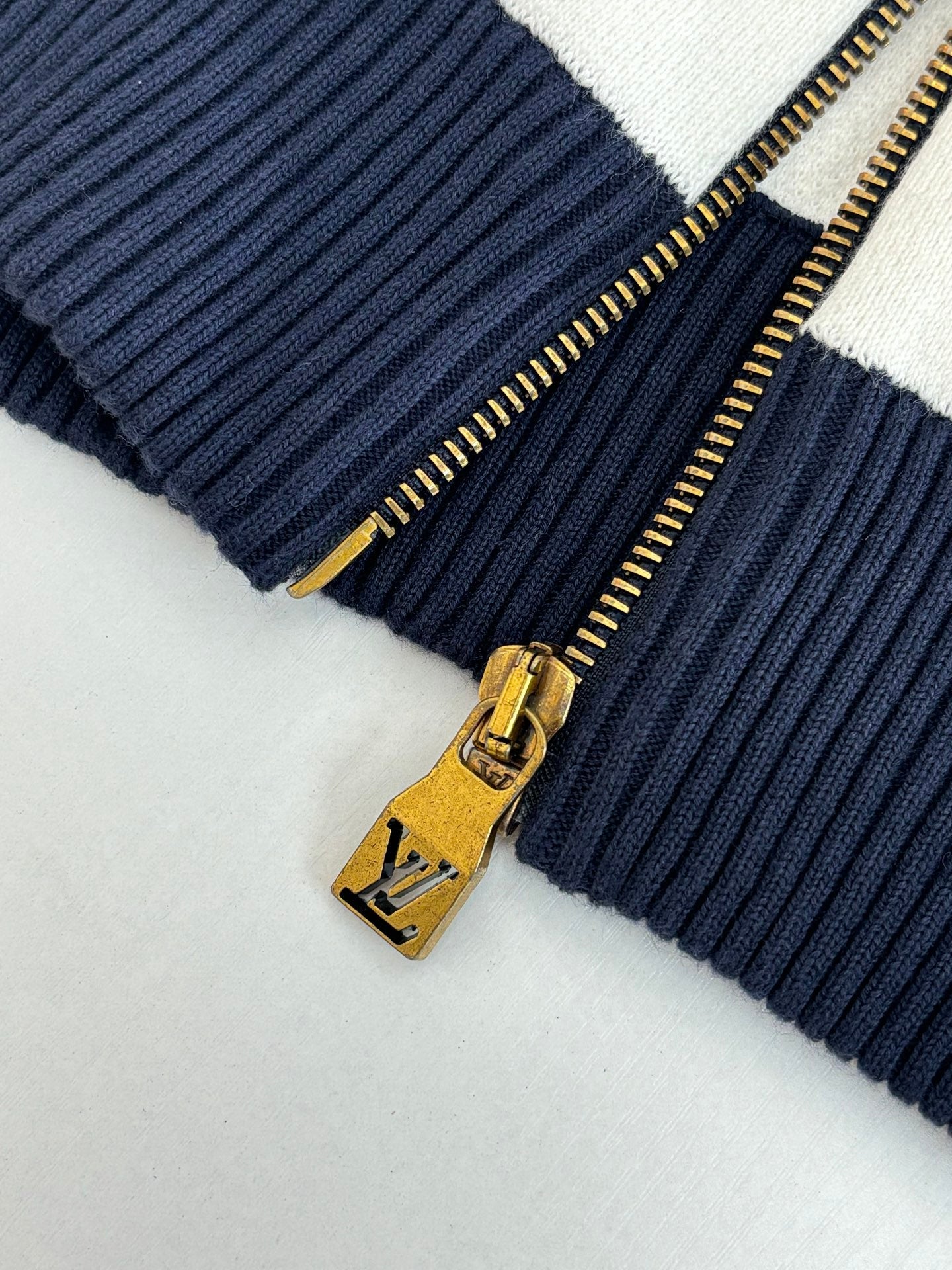 250902 A new high-quality college-style knitted coat with embroidered lines