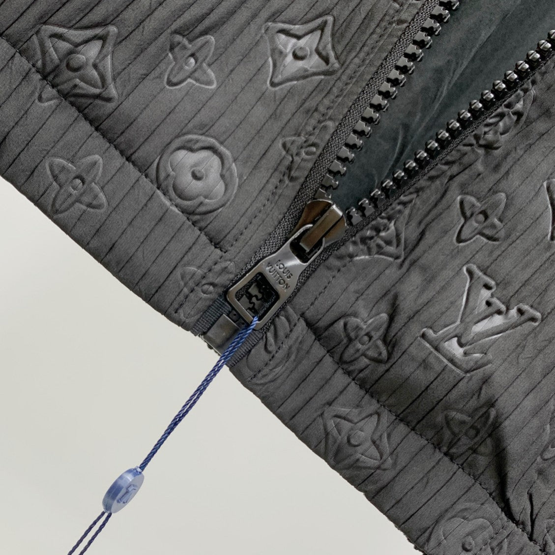 250908 A new high-quality full-body embossed best-selling trench coat