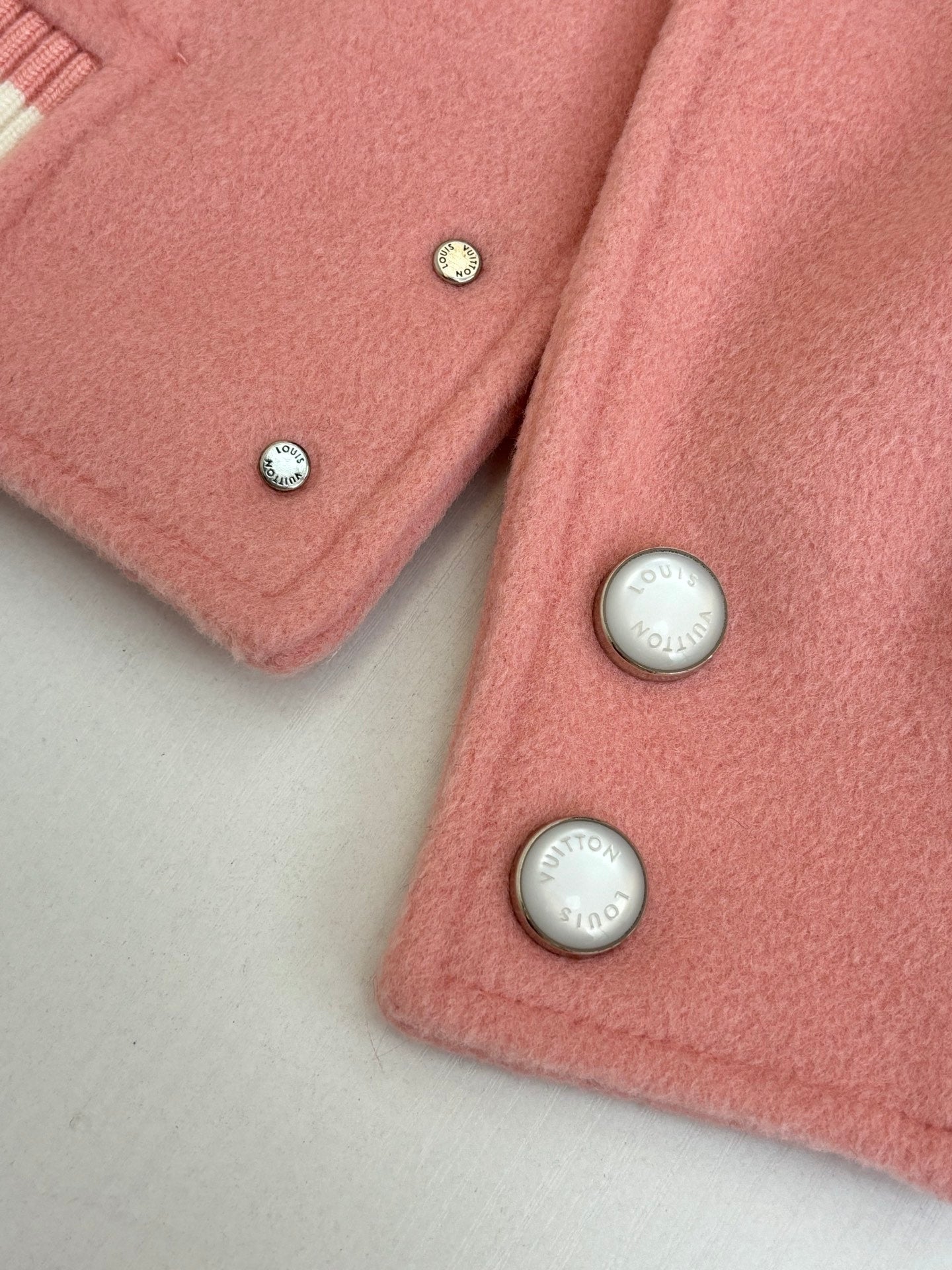 250917 A new high-quality baseball jacket with a front pocket decoration