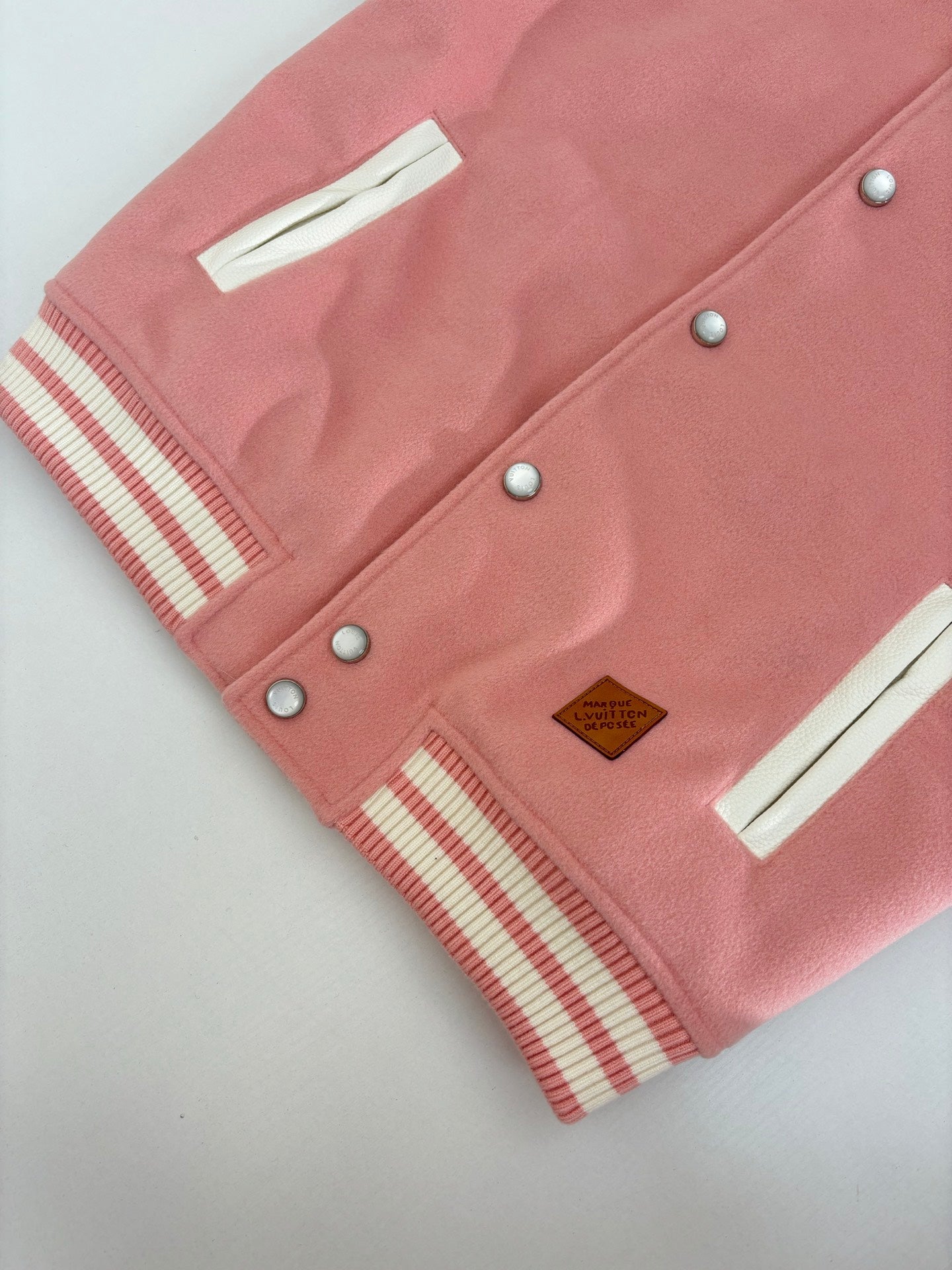 250917 A new high-quality baseball jacket with a front pocket decoration