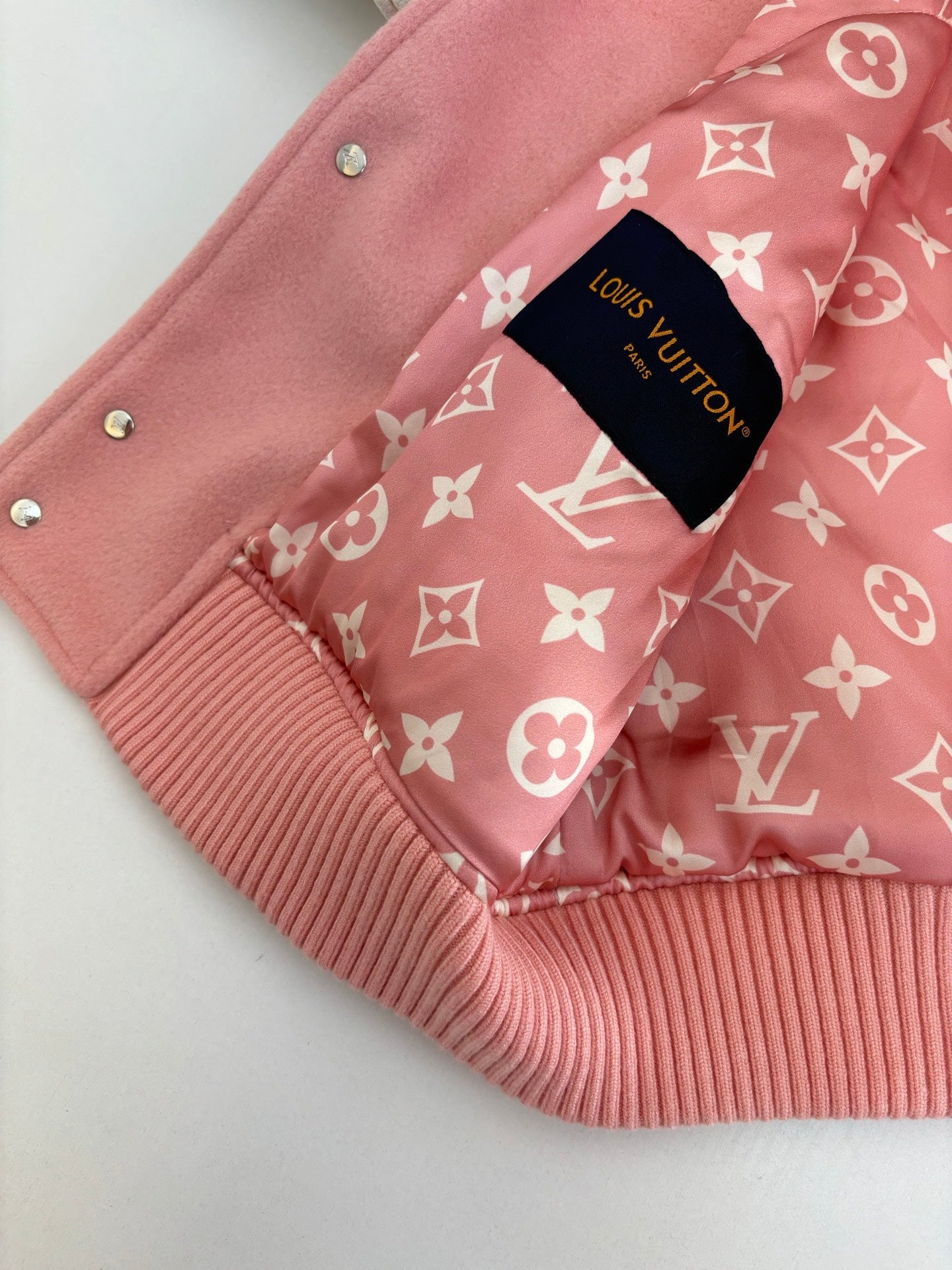 250917 A new high-quality baseball jacket with a front pocket decoration
