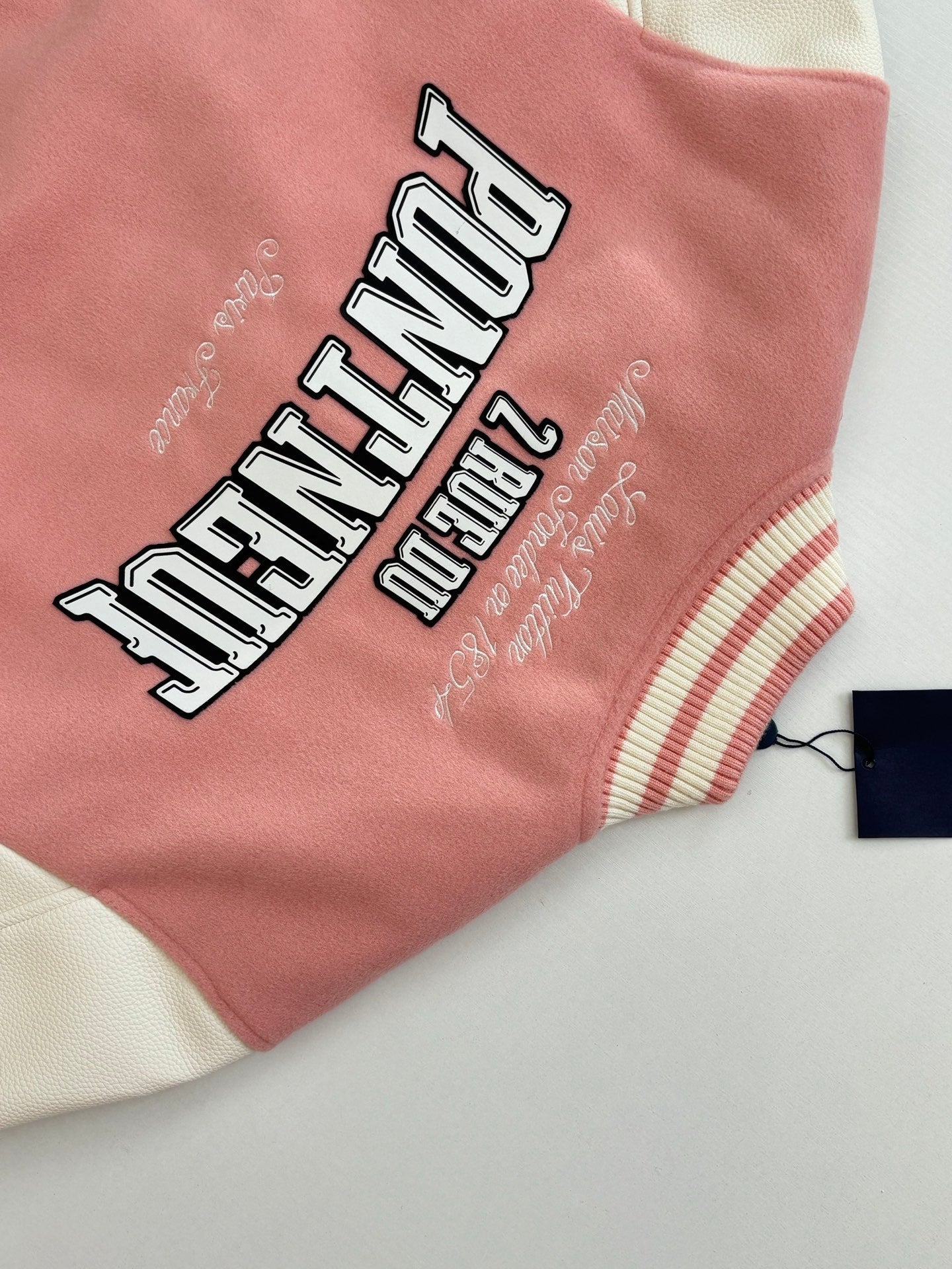250917 A new high-quality baseball jacket with a front pocket decoration