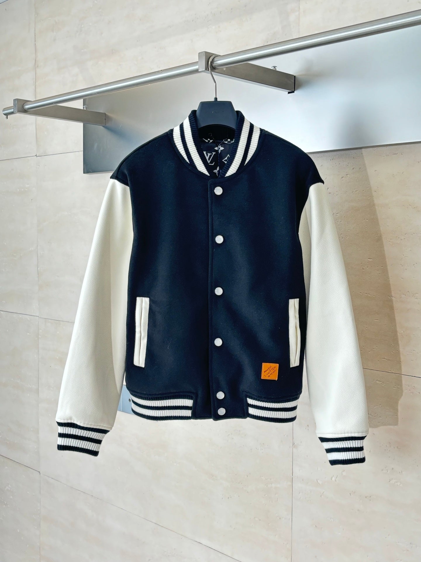 250917 A new high-quality baseball jacket with a front pocket decoration