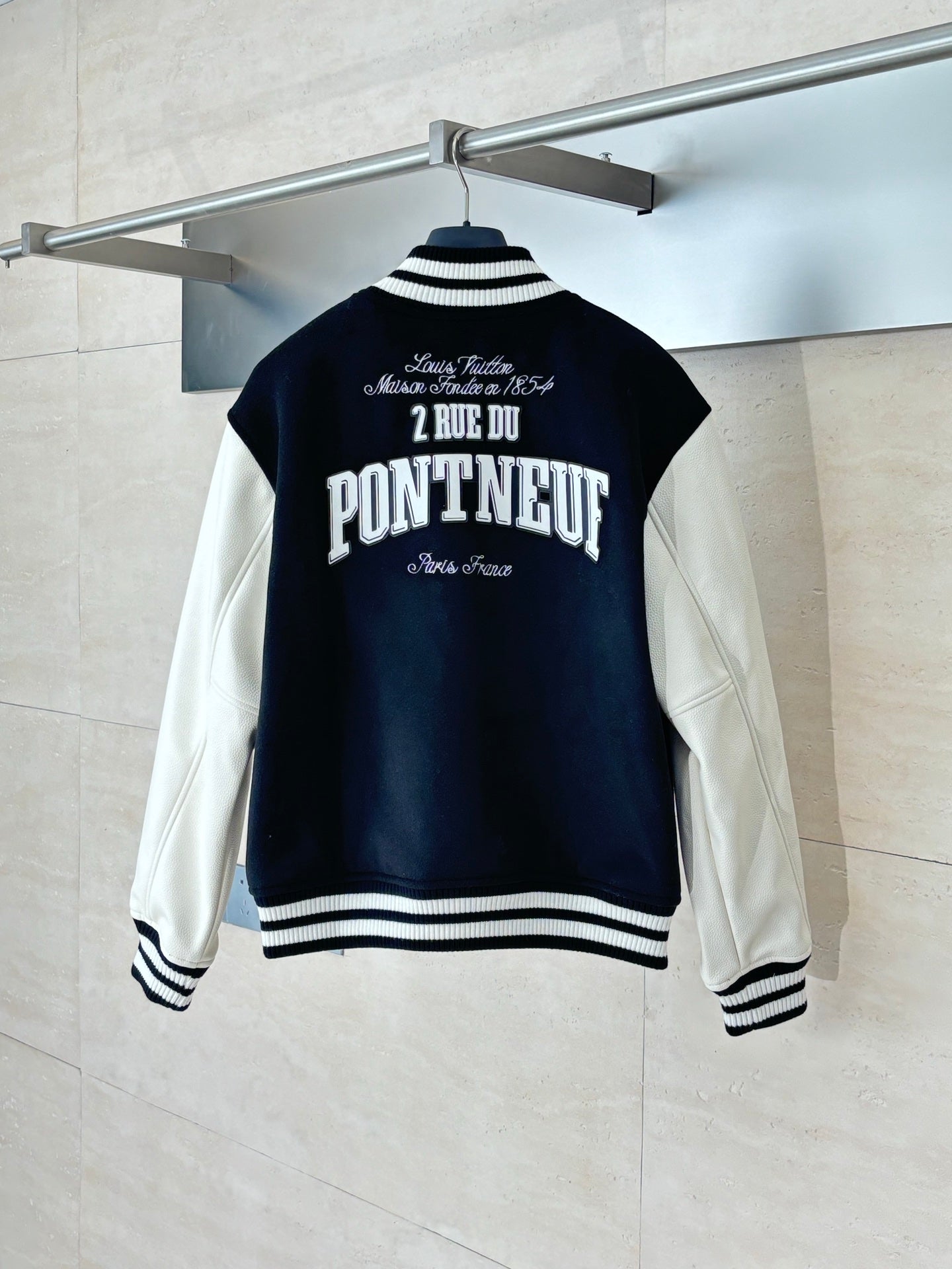 250917 A new high-quality baseball jacket with a front pocket decoration