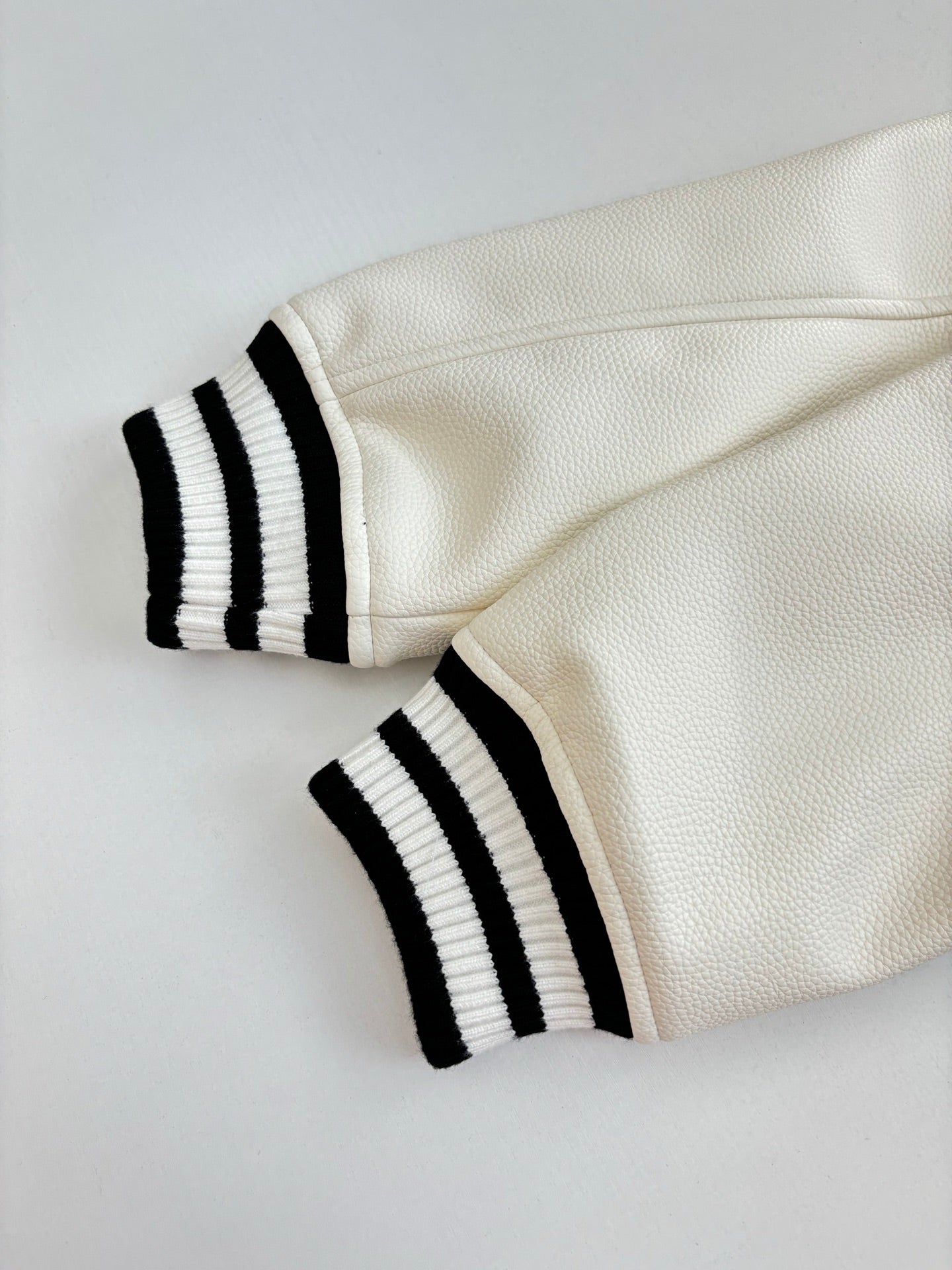 250917 A new high-quality baseball jacket with a front pocket decoration