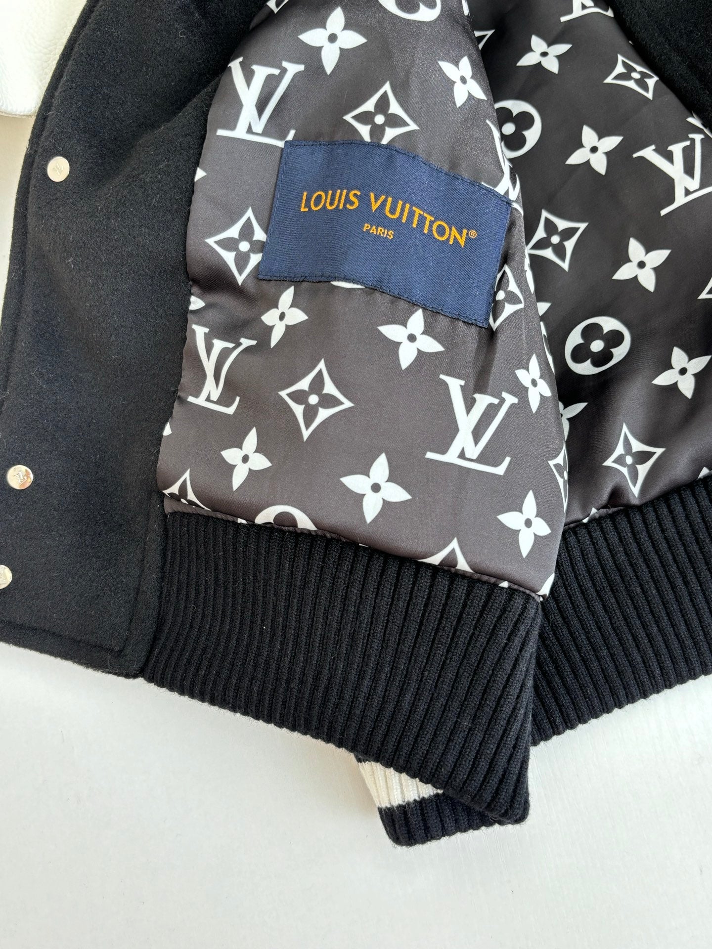250917 A new high-quality baseball jacket with a front pocket decoration