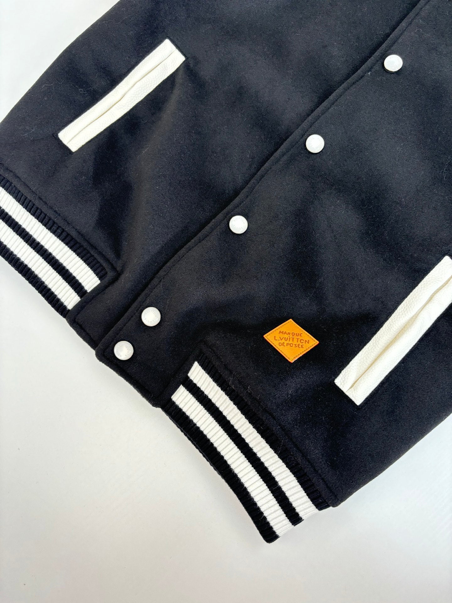 250917 A new high-quality baseball jacket with a front pocket decoration