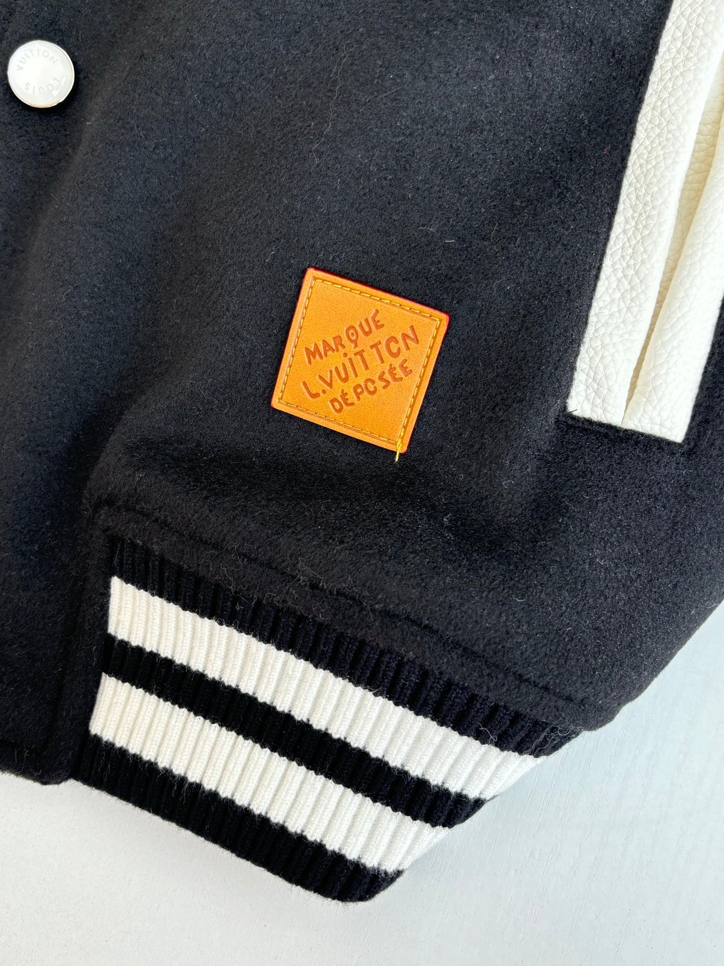 250917 A new high-quality baseball jacket with a front pocket decoration