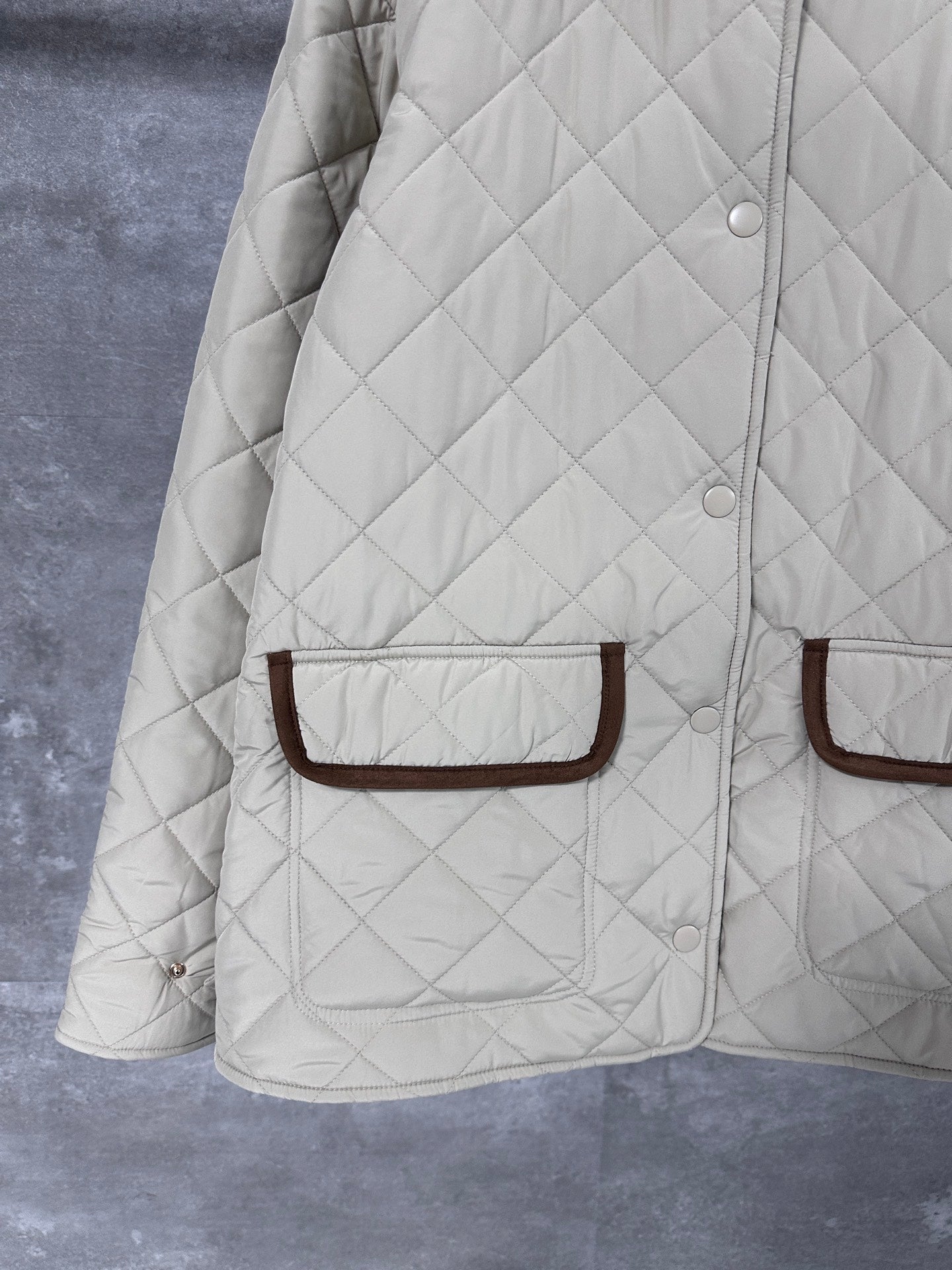 250917 A new high-quality classic quilted down jacket