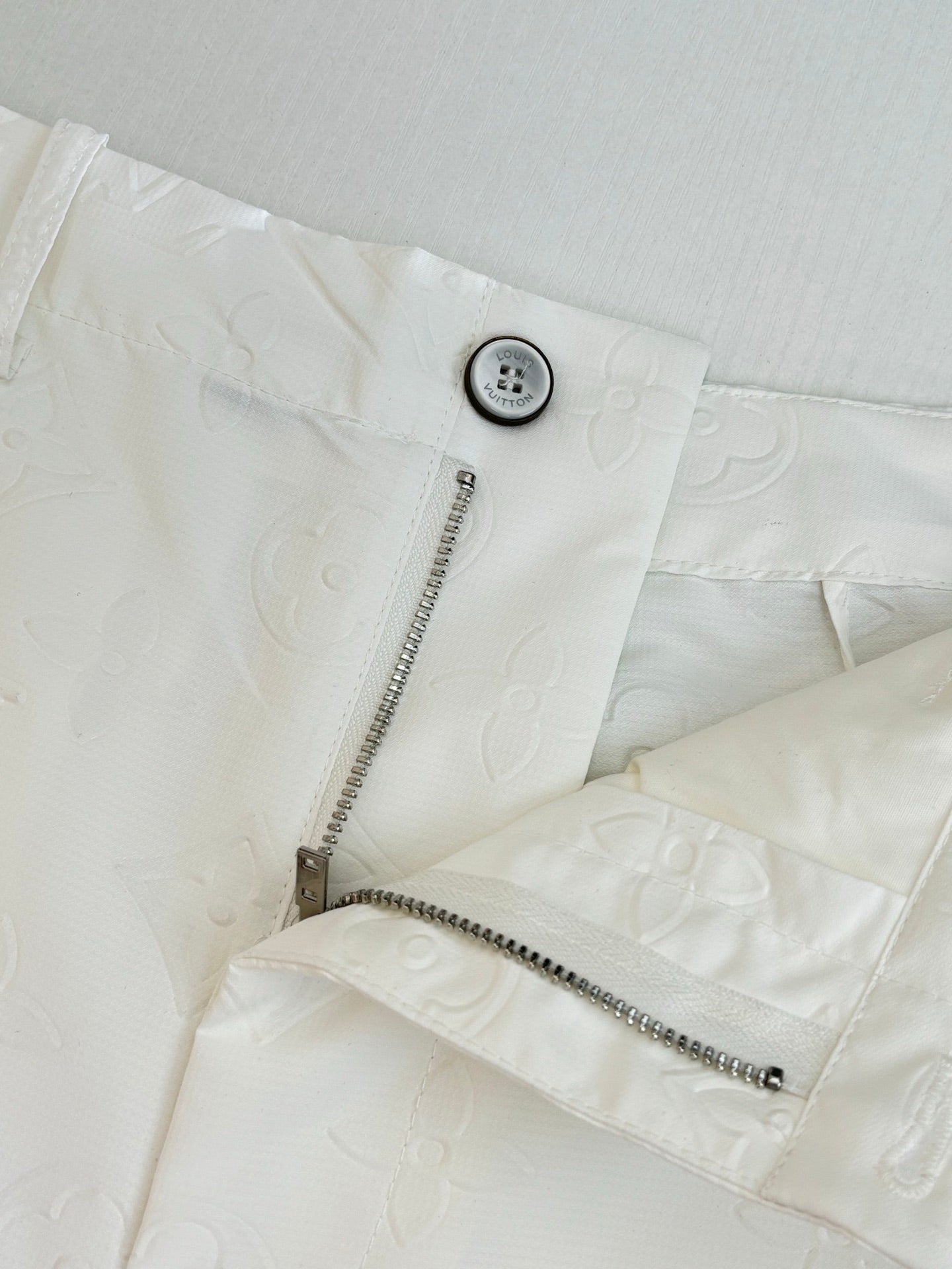 250923 New high-quality straight-leg embossed suit trousers
