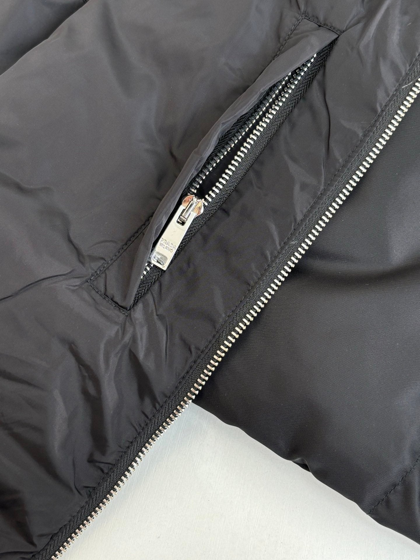 250923 new high-quality flip-bag triangle brand down jacket