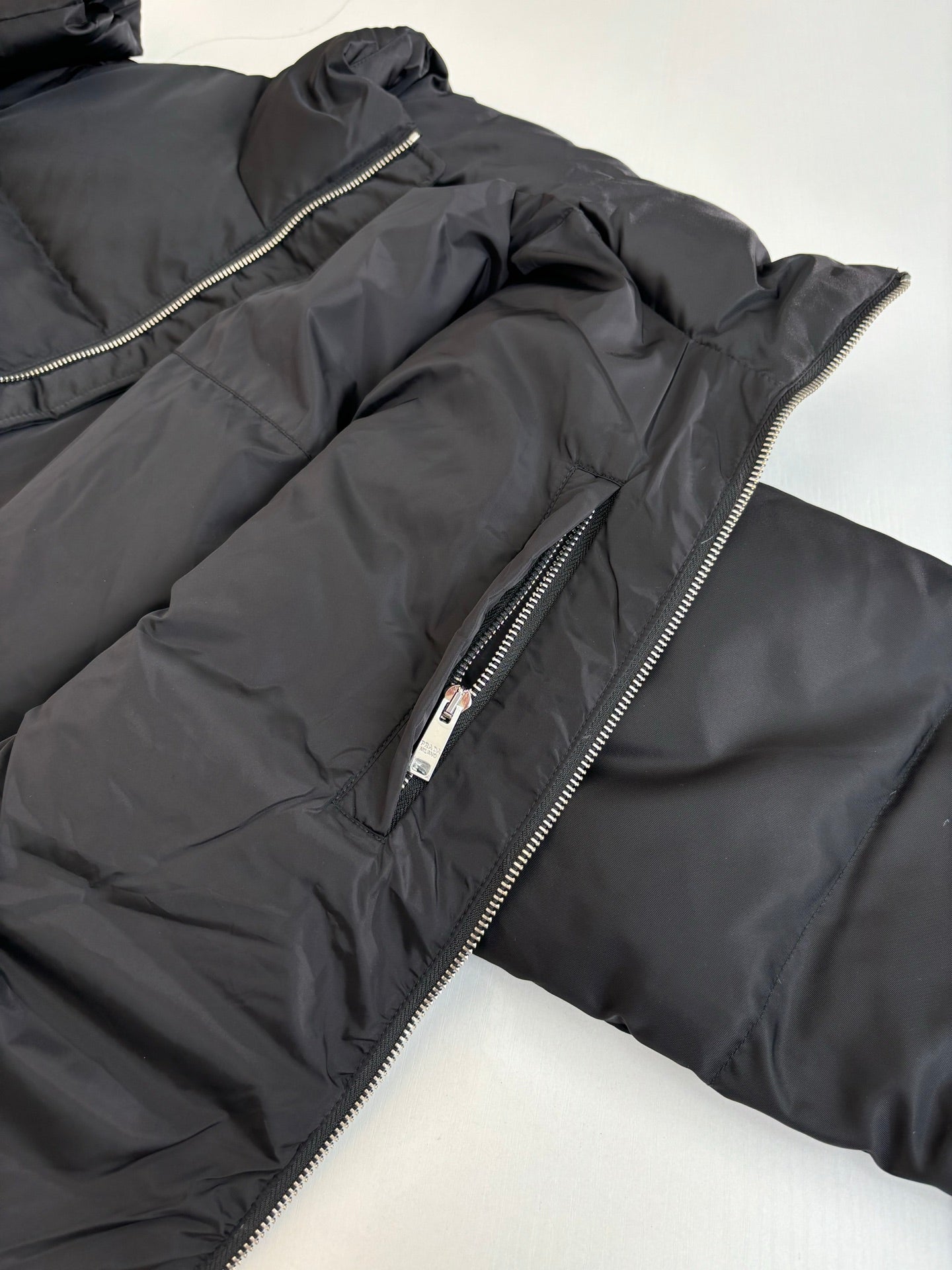 250923 new high-quality flip-bag triangle brand down jacket