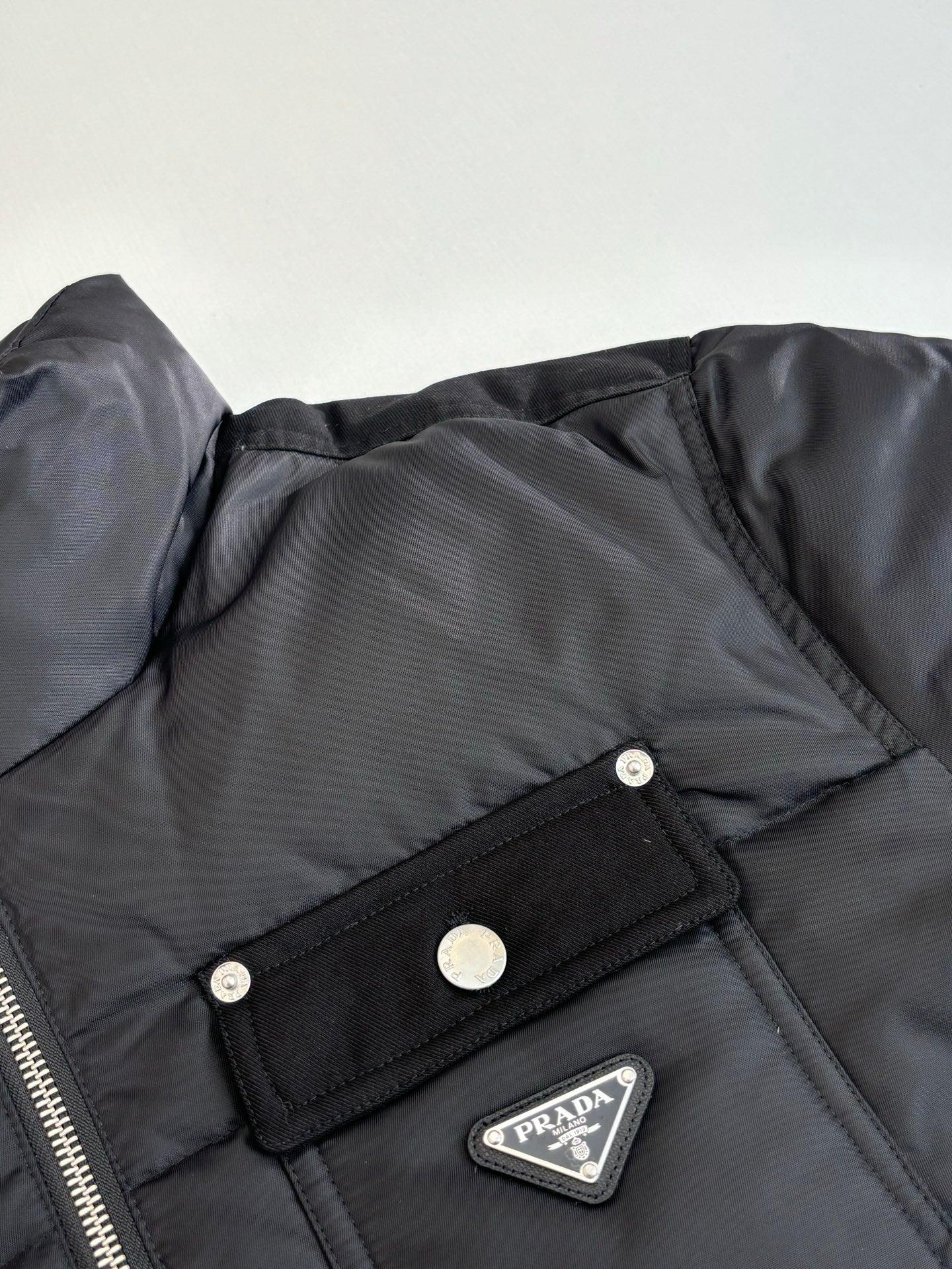 250923 new high-quality flip-bag triangle brand down jacket