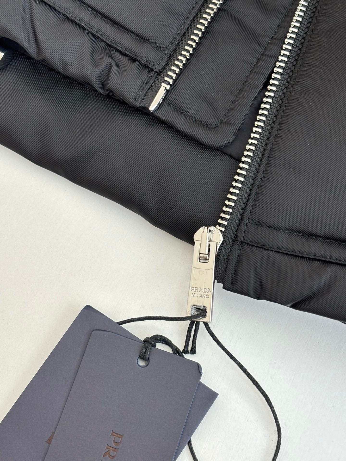 250923 new high-quality flip-bag triangle brand down jacket