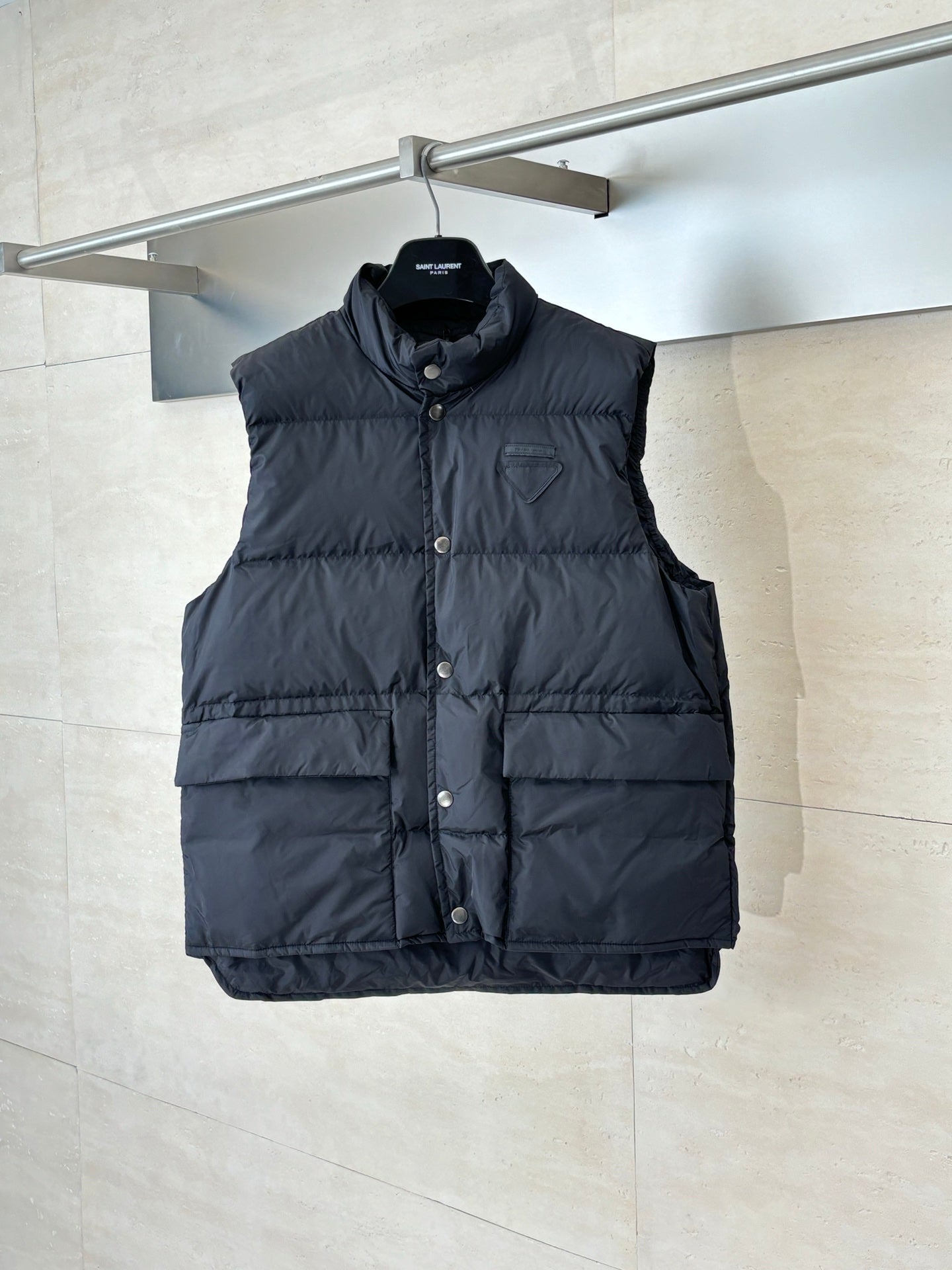 250923 New high-quality black label inverted triangle logo down vest