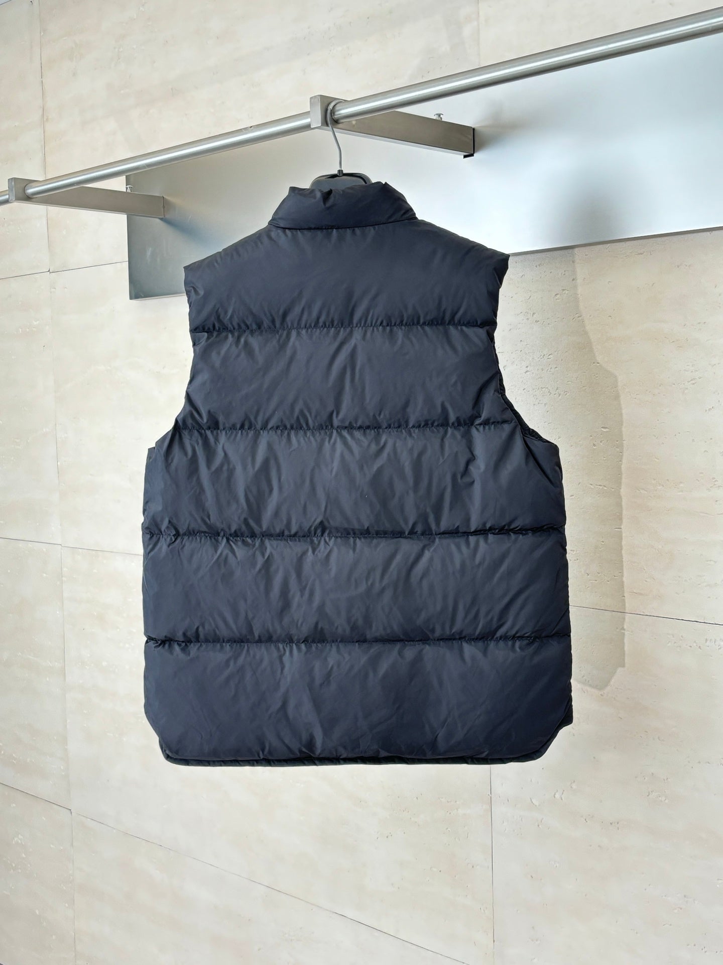 250923 New high-quality black label inverted triangle logo down vest