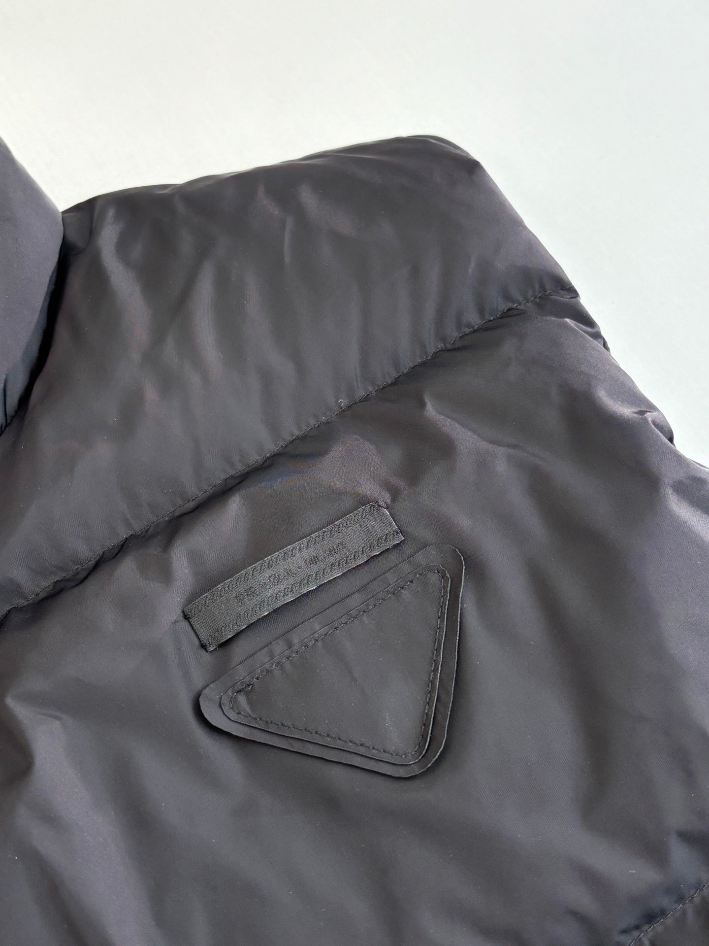 250923 New high-quality black label inverted triangle logo down vest
