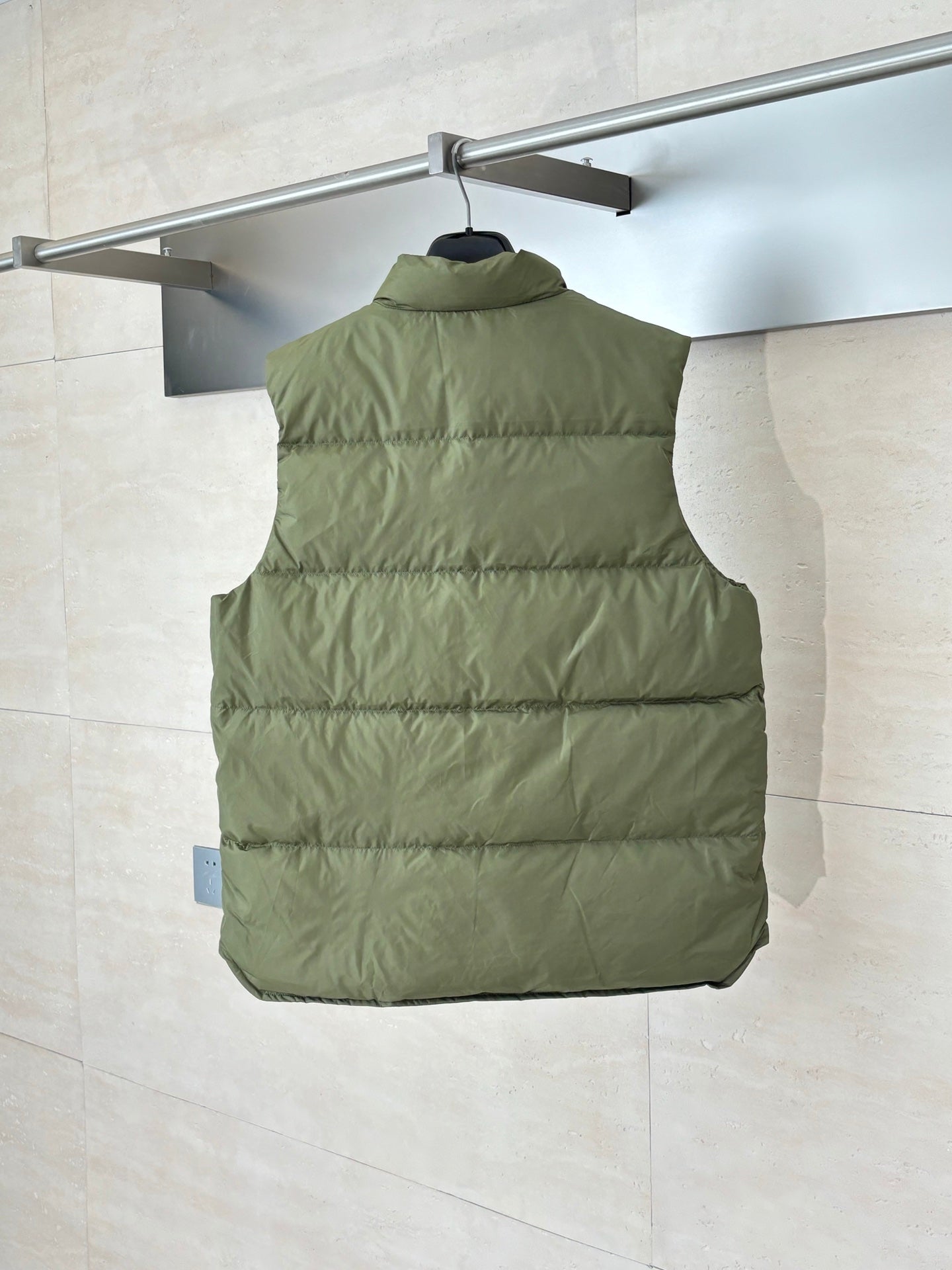 250923 New high-quality black label inverted triangle logo down vest