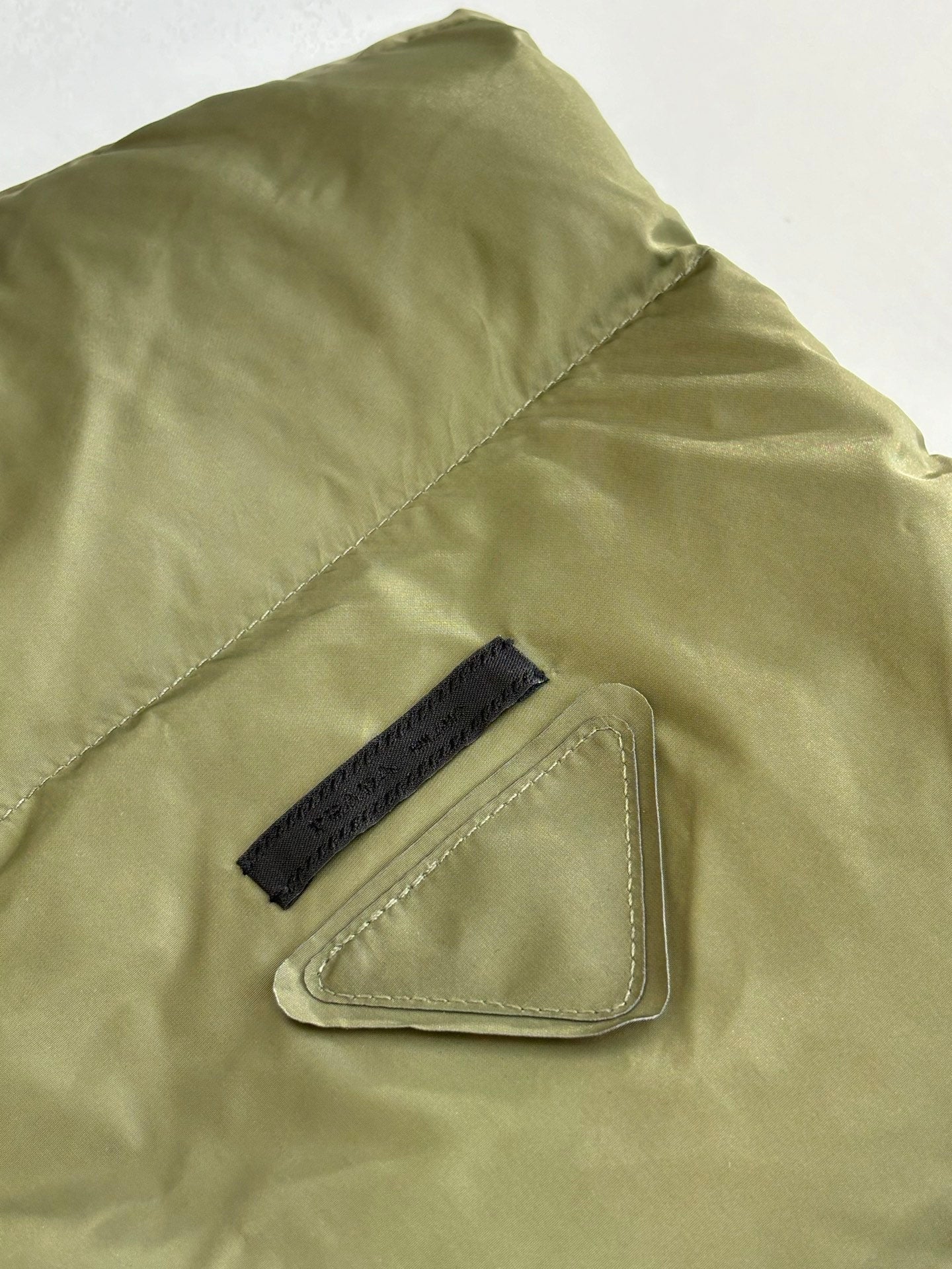 250923 New high-quality black label inverted triangle logo down vest