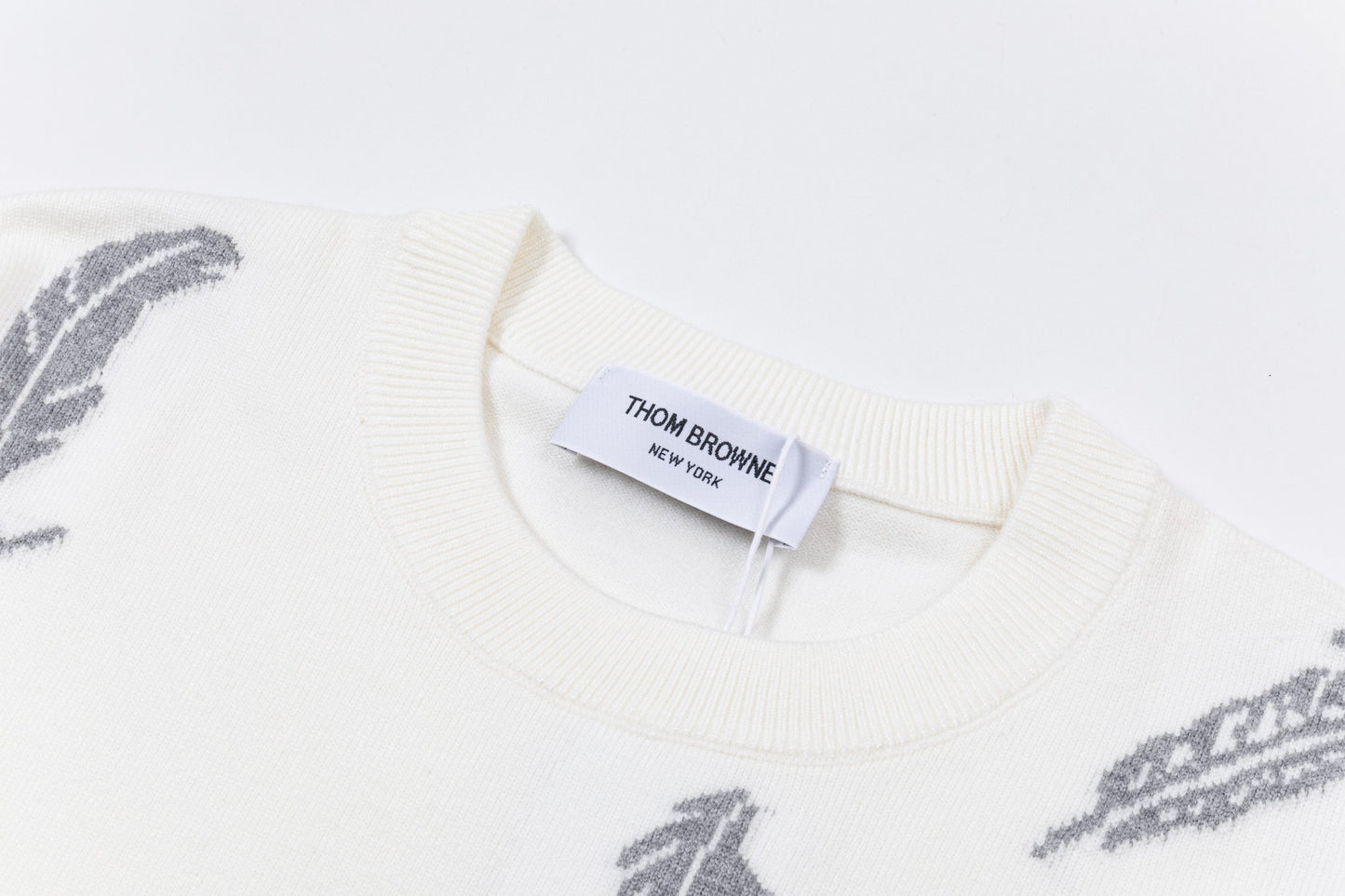 250930 New high-quality wool round-neck sweater with feather design