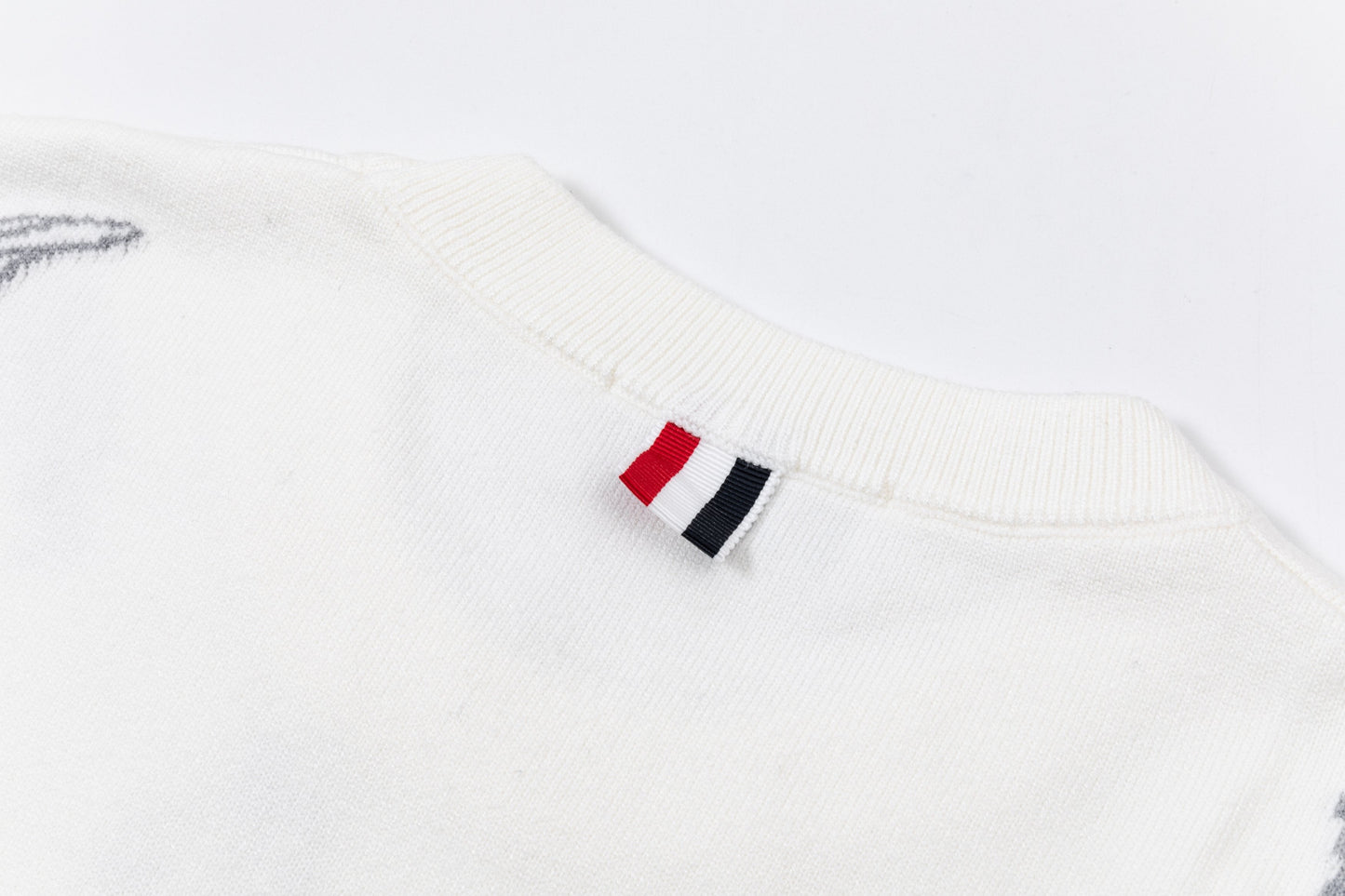 250930 New high-quality wool round-neck sweater with feather design