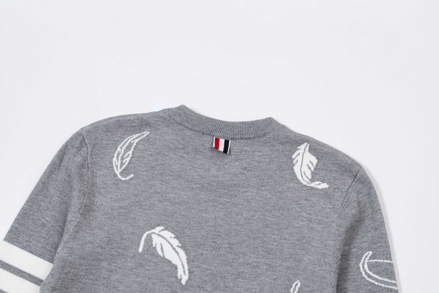 250930 New high-quality wool round-neck sweater with feather design